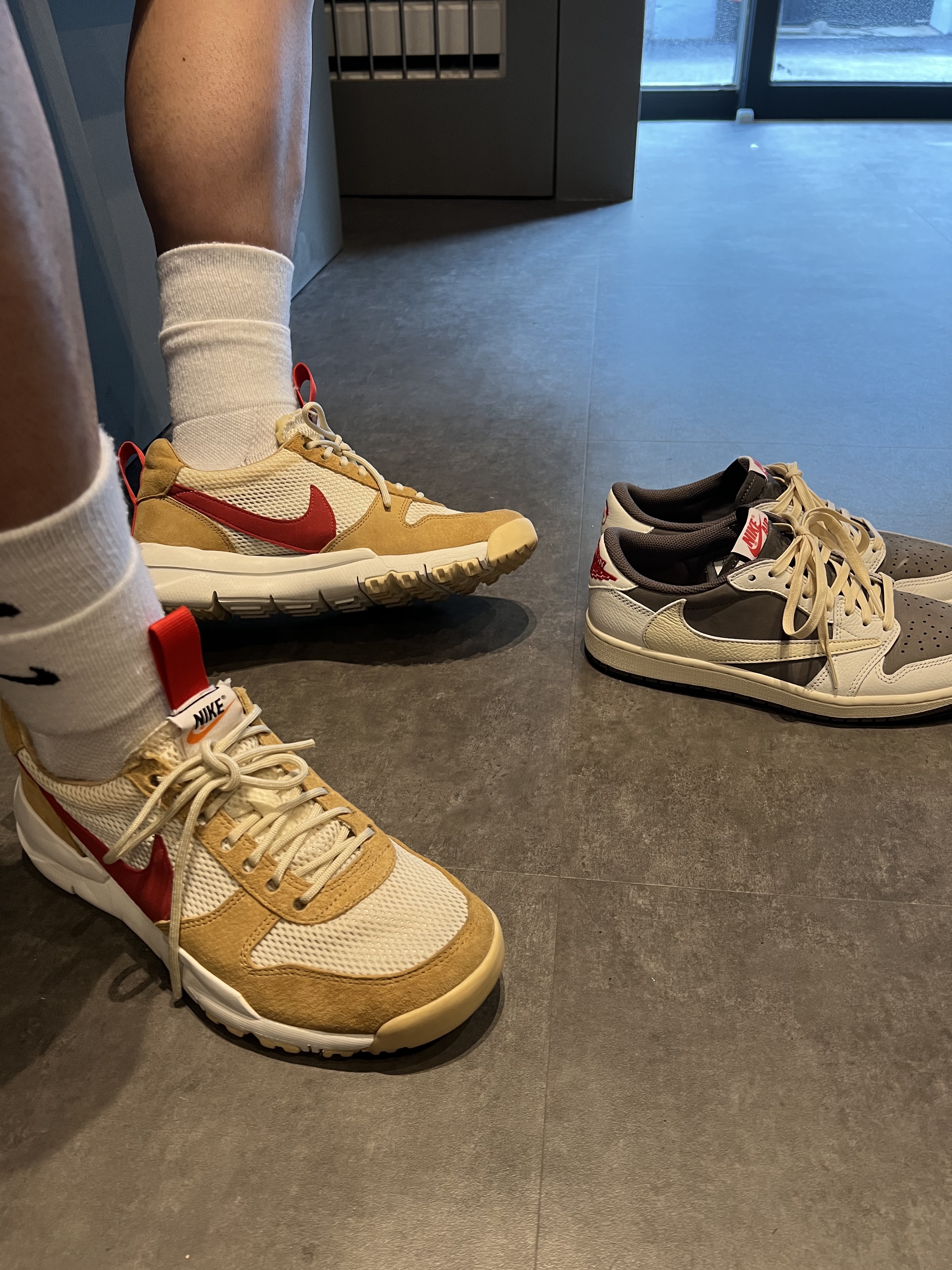 Supreme x Nike Arc Corduroy 6-Panel Red Camo - 22SS, Jordan 1 x Travis Scott Retro Low OG SP Sail and Ridgerock 착용 스타일 - 3