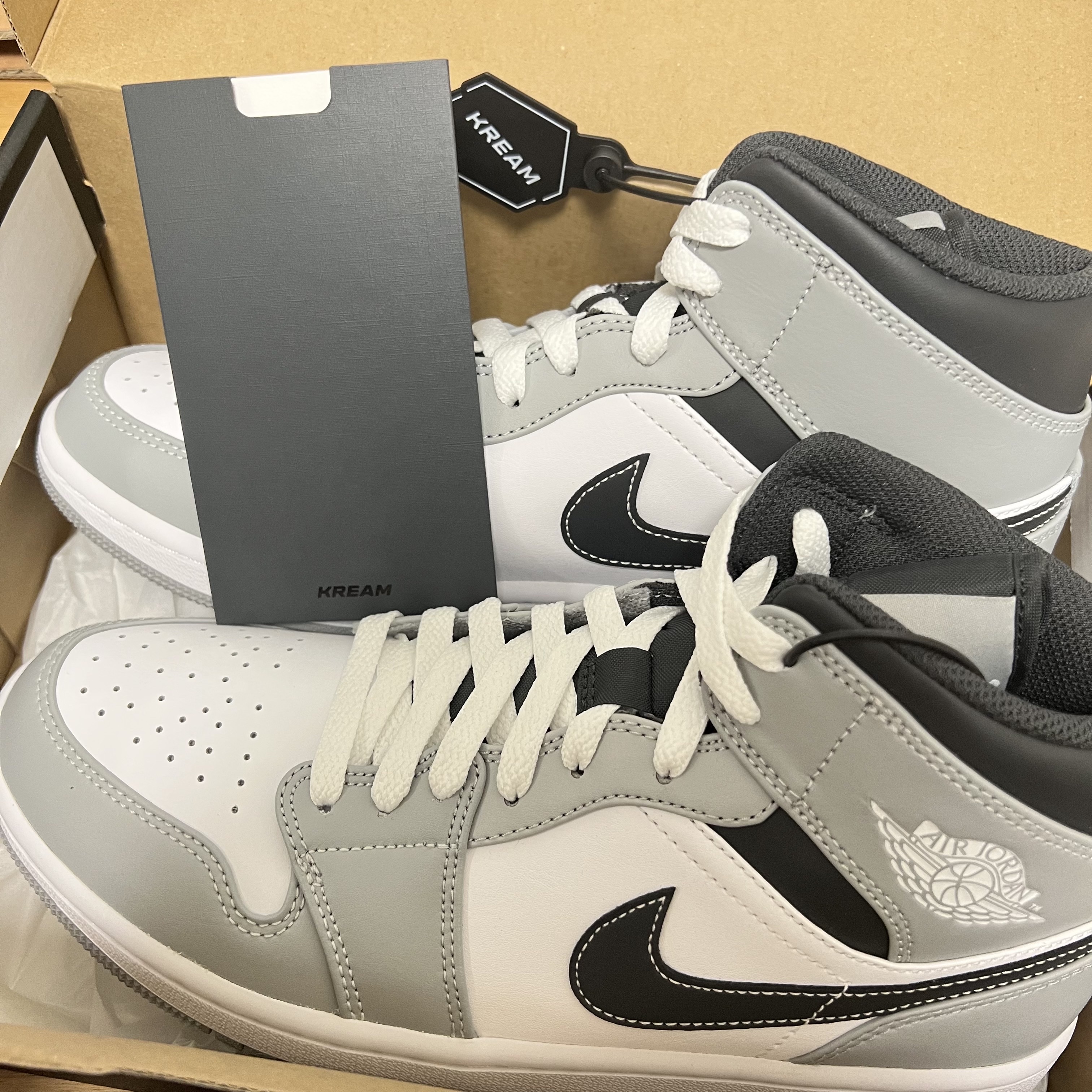 Jordan 1 Mid Light Smoke Grey Anthracite 착용 스타일 - 1