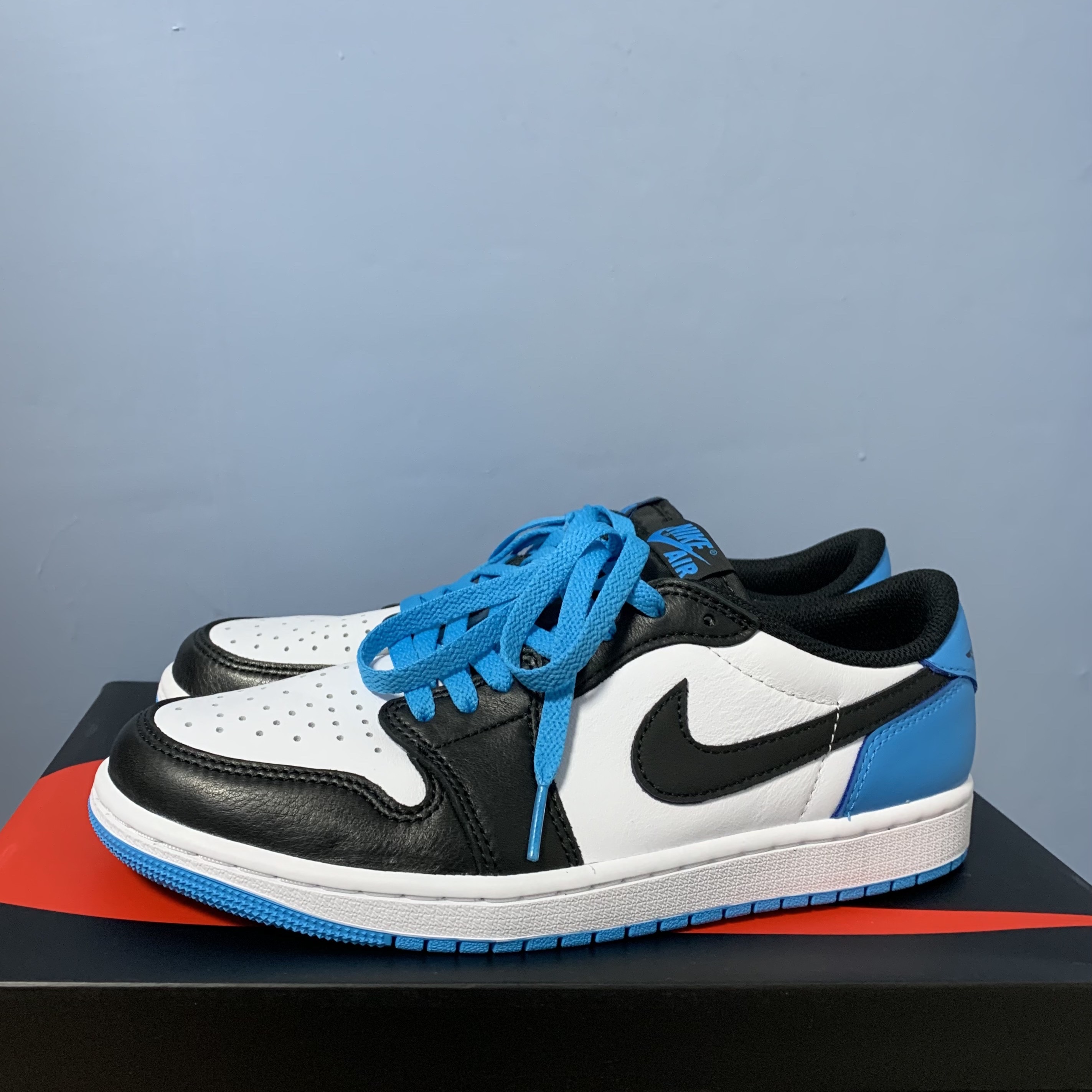 Jordan 1 Retro Low OG Black and Dark Powder Blue 착용 스타일 - 2