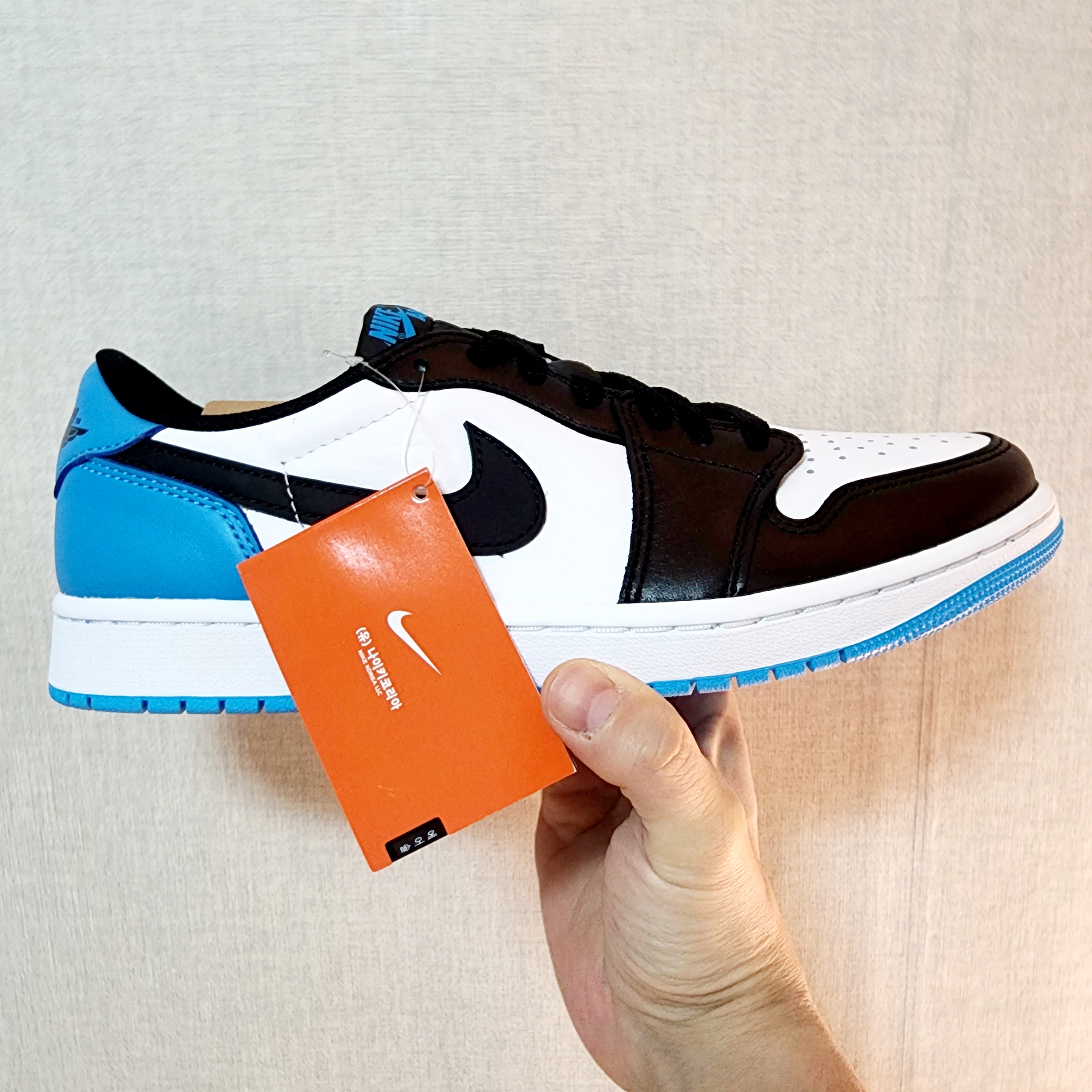 Jordan 1 Retro Low OG Black and Dark Powder Blue 착용 스타일 - 1