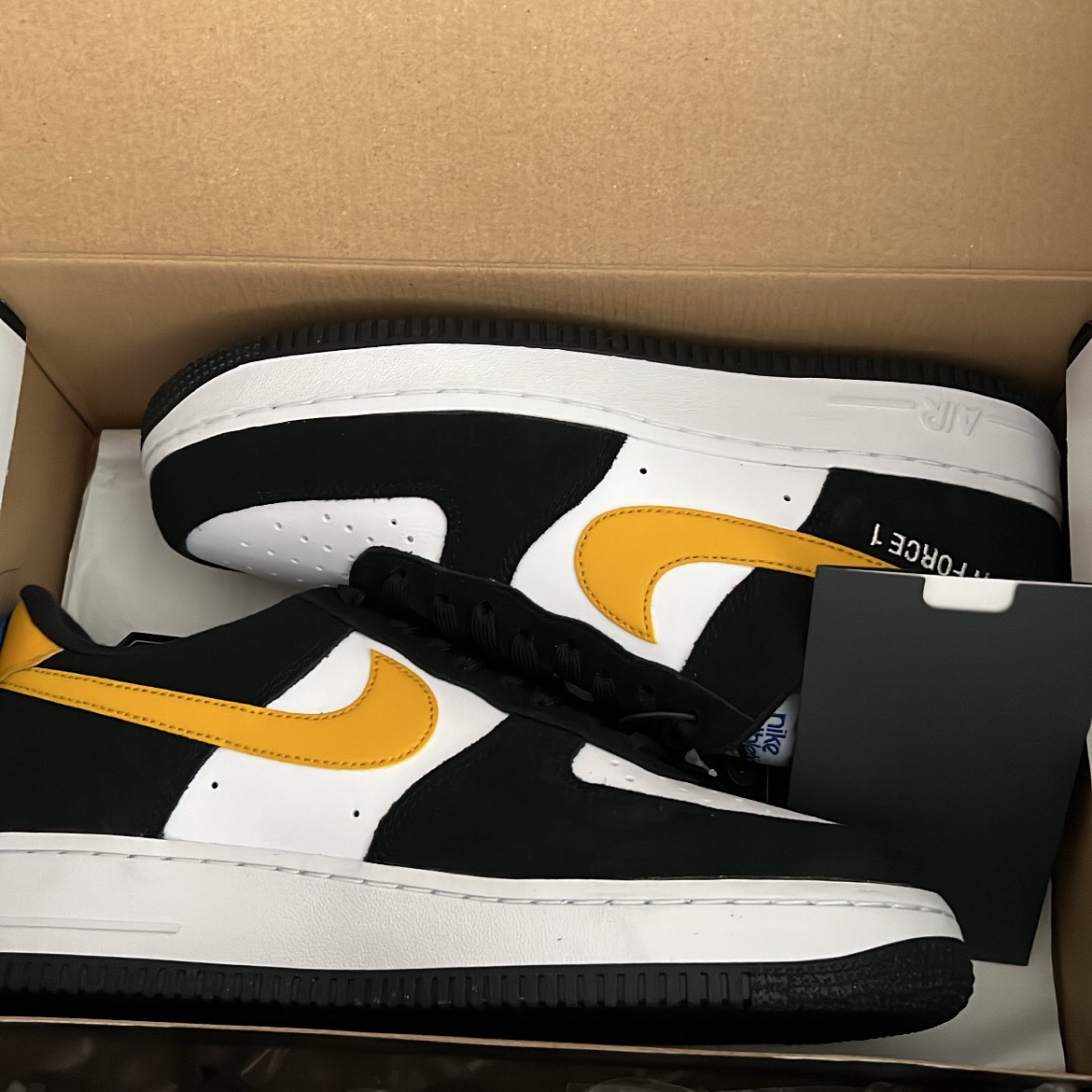 Nike Air Force 1 '07 LV8 Athletic Club Black Dark Sulfur 착용 스타일 - 2