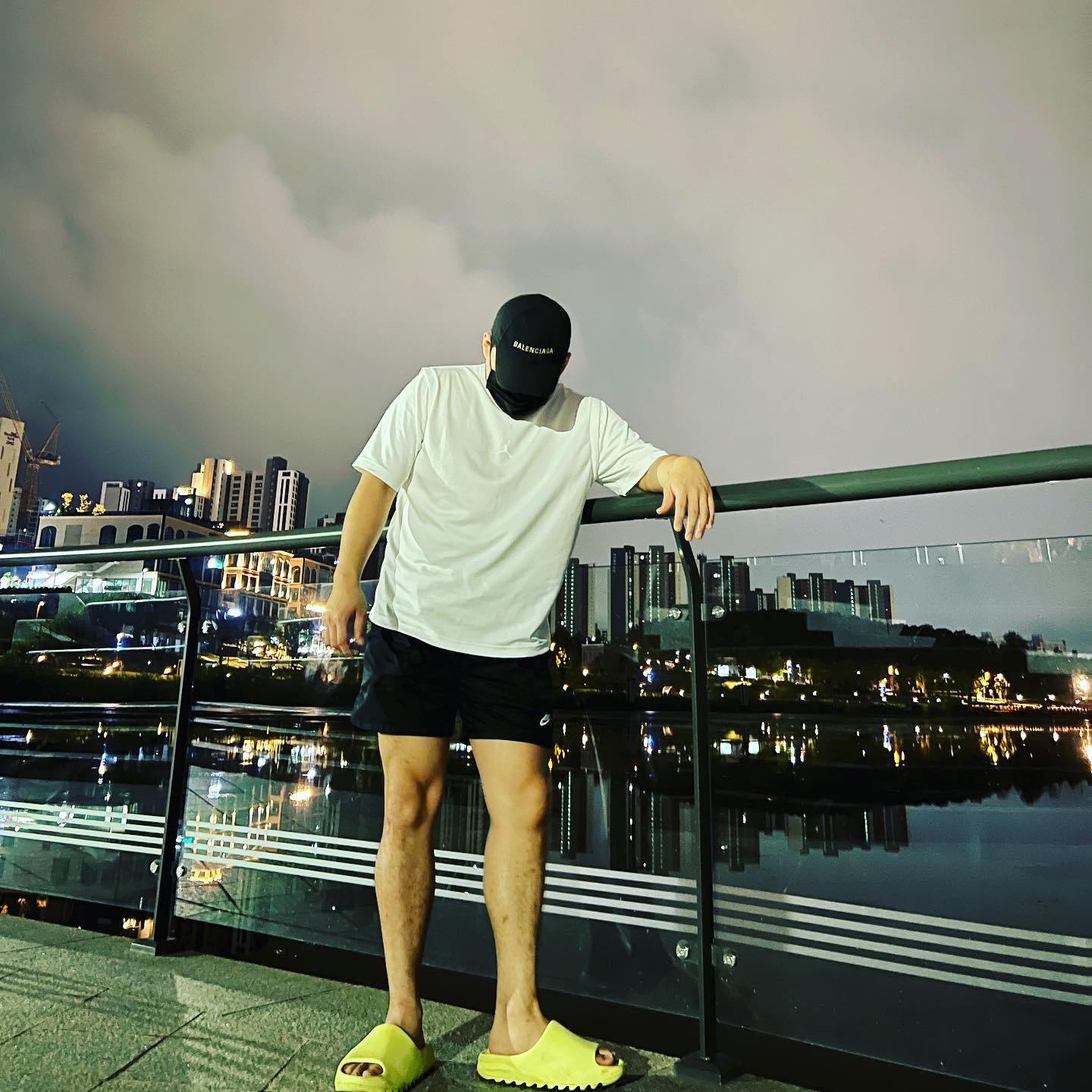 Adidas Yeezy Slide Glow Green 2022/2023 착용 스타일