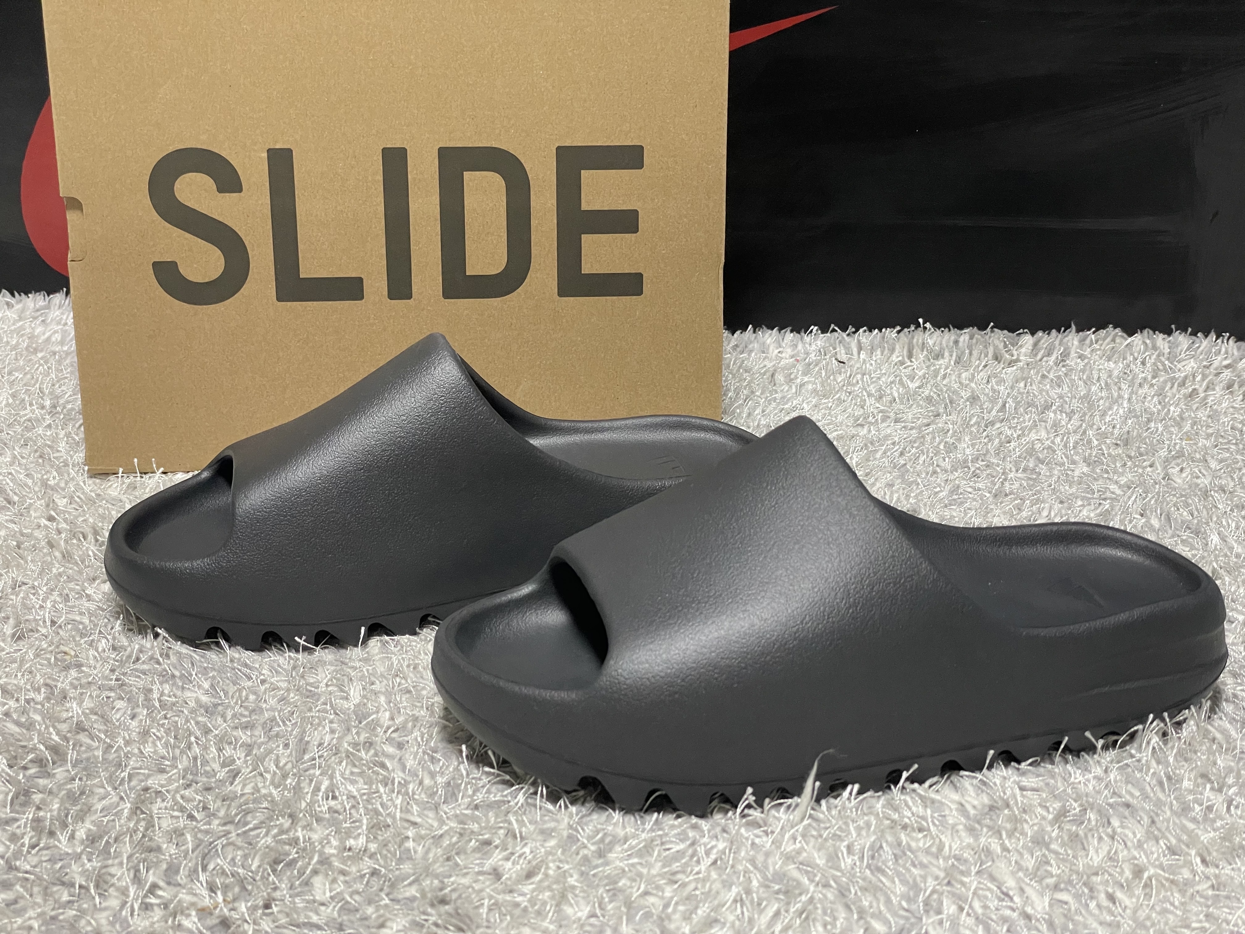 Adidas Yeezy Slide Onyx 착용 스타일