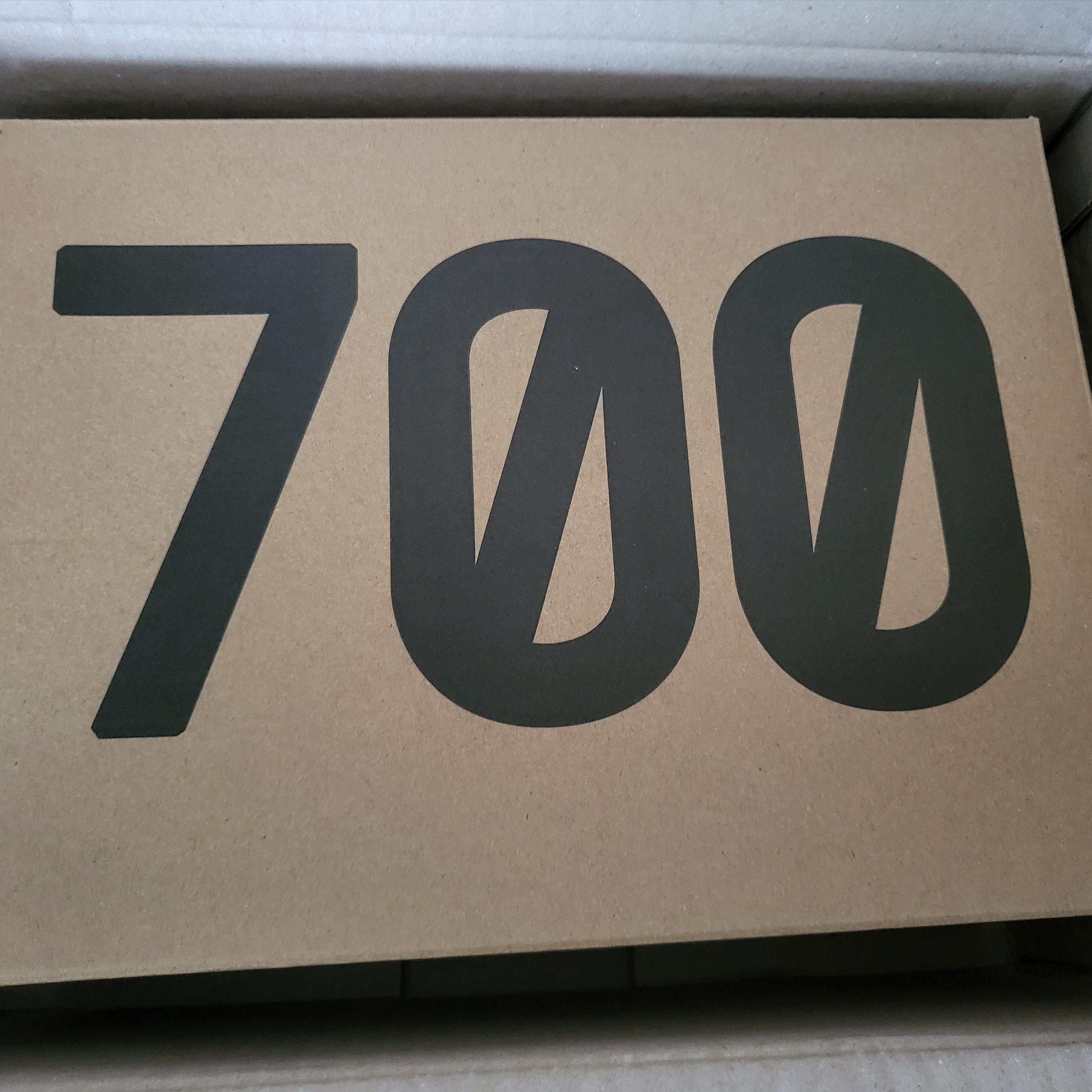Adidas Yeezy 700 V3 Azael 2022/2023 착용 스타일 - 3