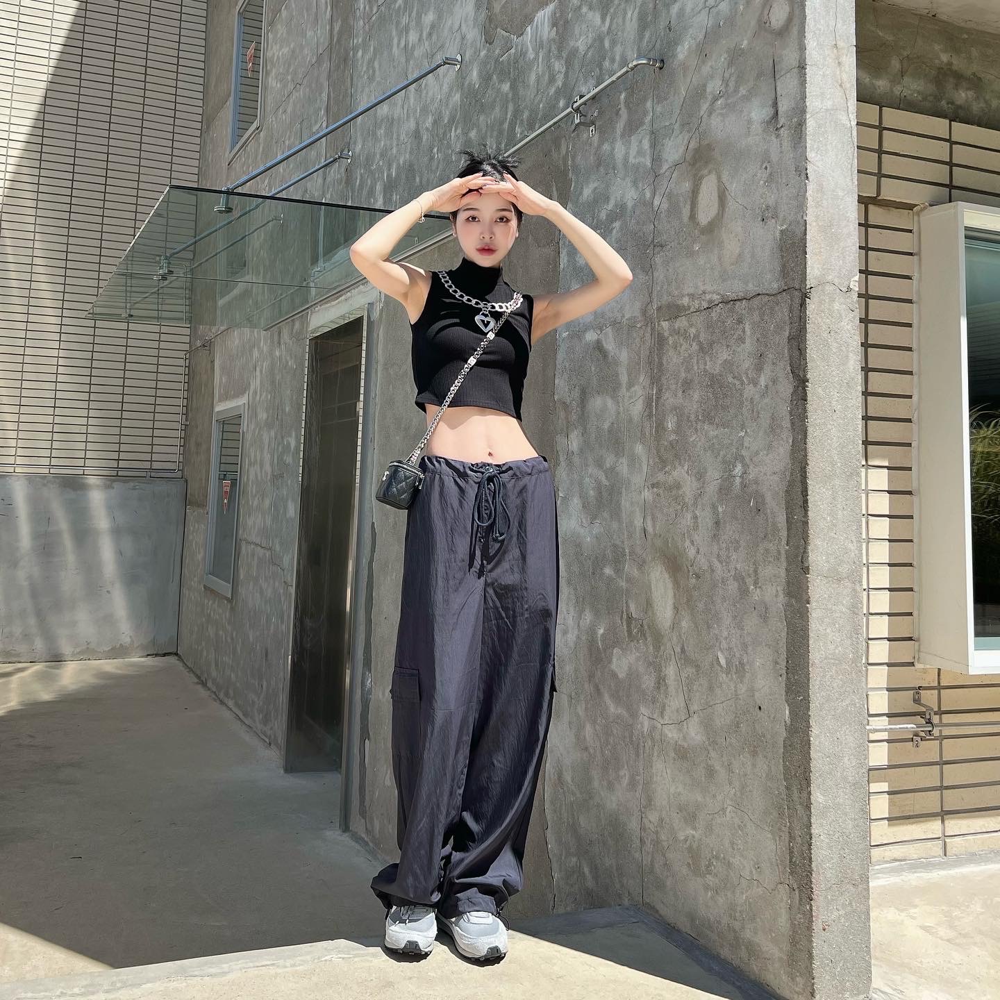 Nike x Sacai x Fragment LDWaffle Light Smoke Grey, Chanel Small Classic Vanity with Chain Grained Calfskin & Gold Black (Inside Mirror) 착용 스타일 - 2