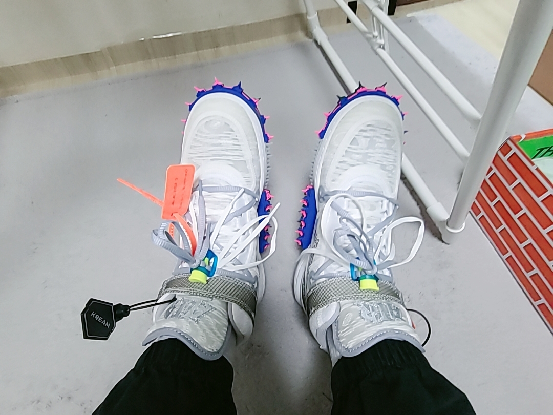 Nike x Off-White Air Force 1 Mid SP White 착용 스타일 - 3