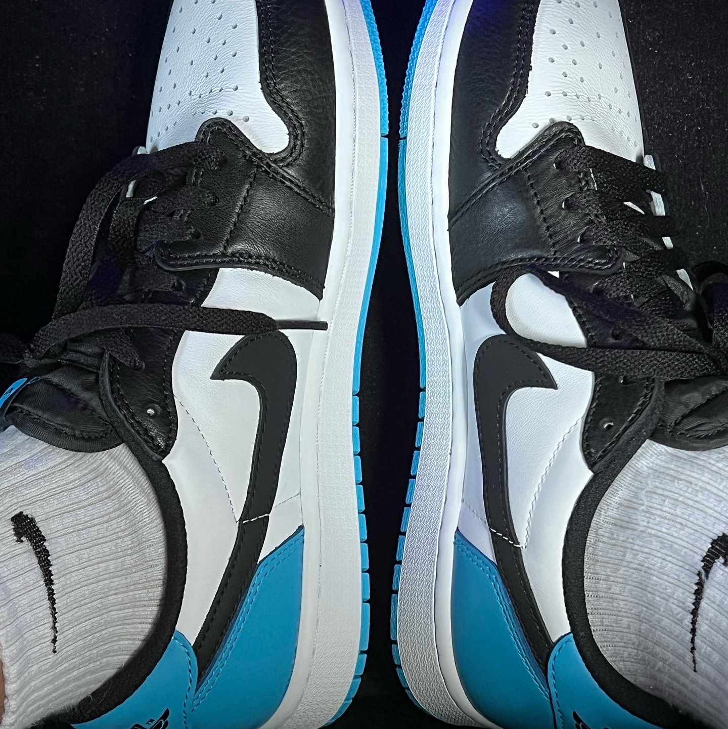Jordan 1 Retro Low OG Black and Dark Powder Blue 착용 스타일 - 2