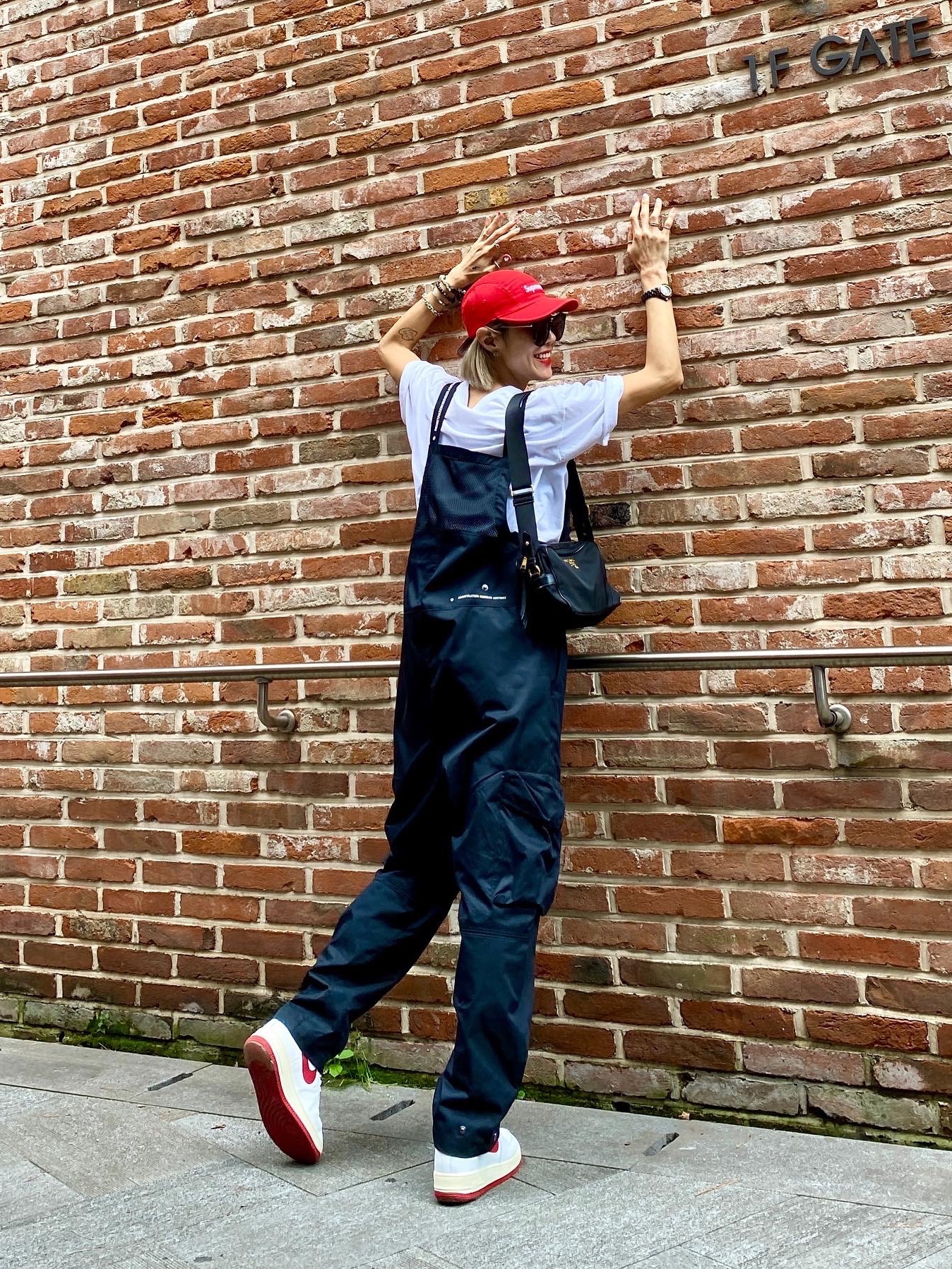 Supreme Motion Logo T-Shirt White - 20SS, (W) Nike Air Force 1 High Sculpt Gym Red 착용 스타일 - 2