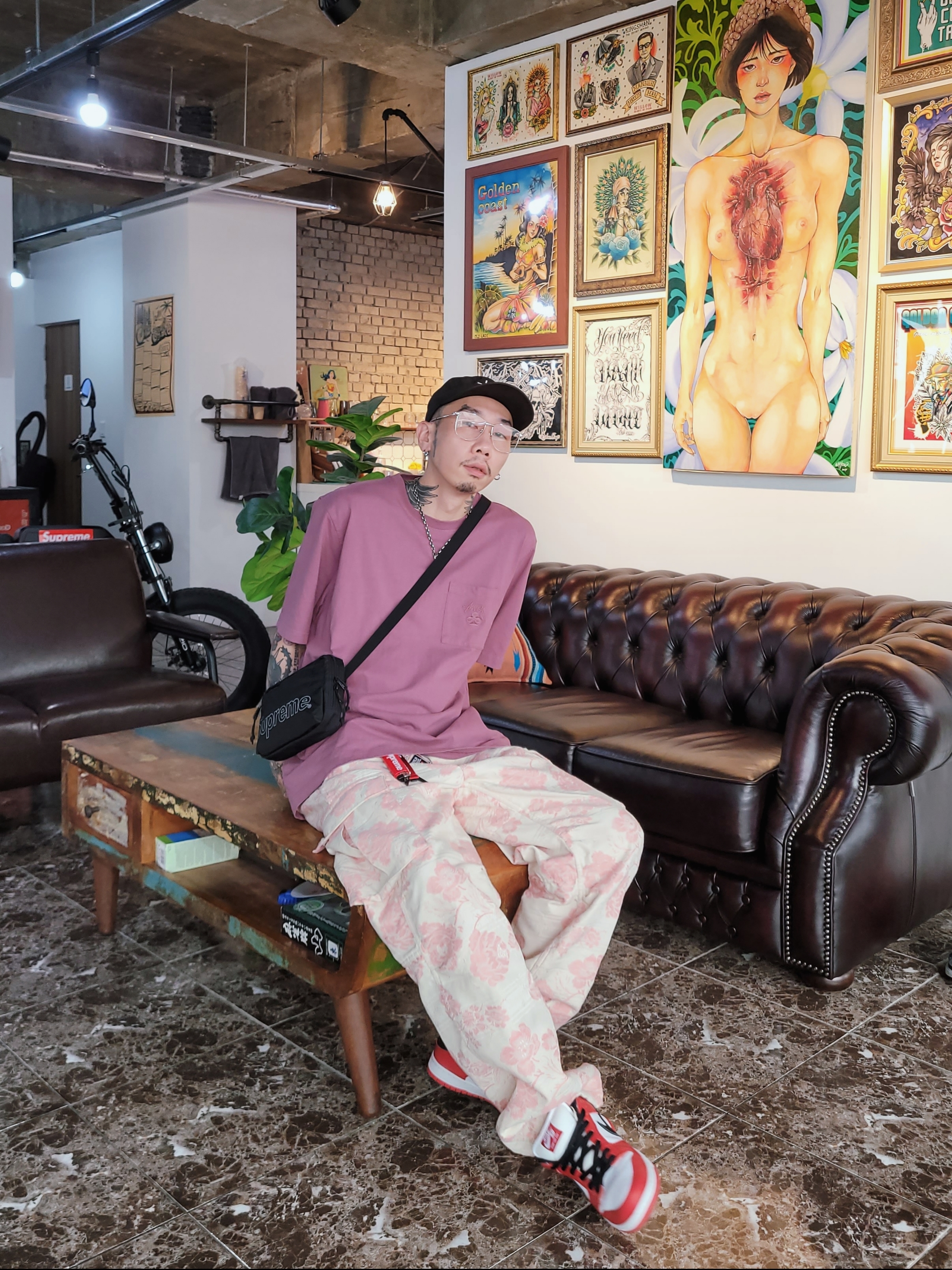 Stussy Bio Washed Big Logo Low Pro Cap Charcoal, Supreme Floral Tapestry Cargo Pants Pink - 21SS 착용 스타일