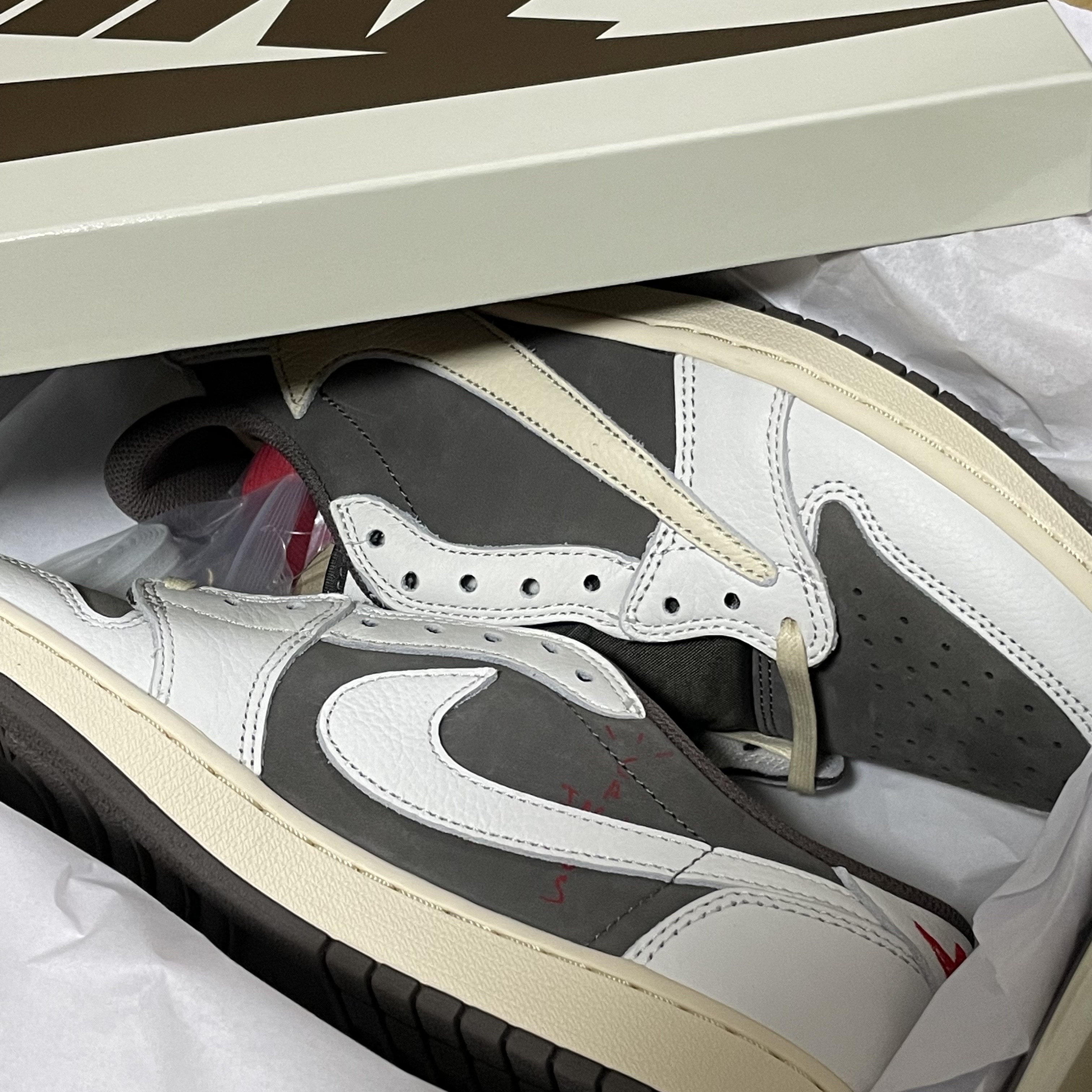 Jordan 1 x Travis Scott Retro Low OG SP Sail and Ridgerock 착용 스타일