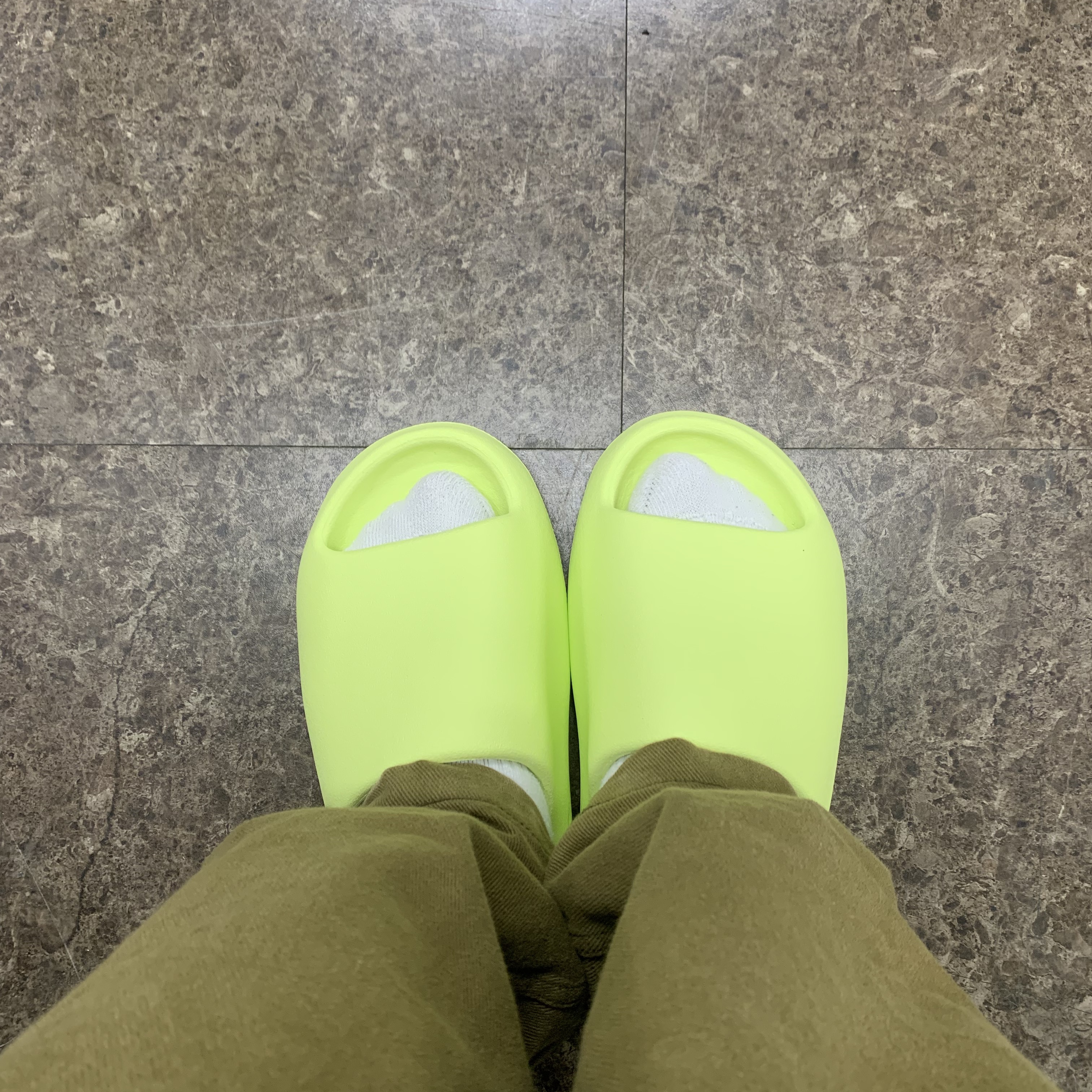 Adidas Yeezy Slide Glow Green 2022/2023 착용 스타일