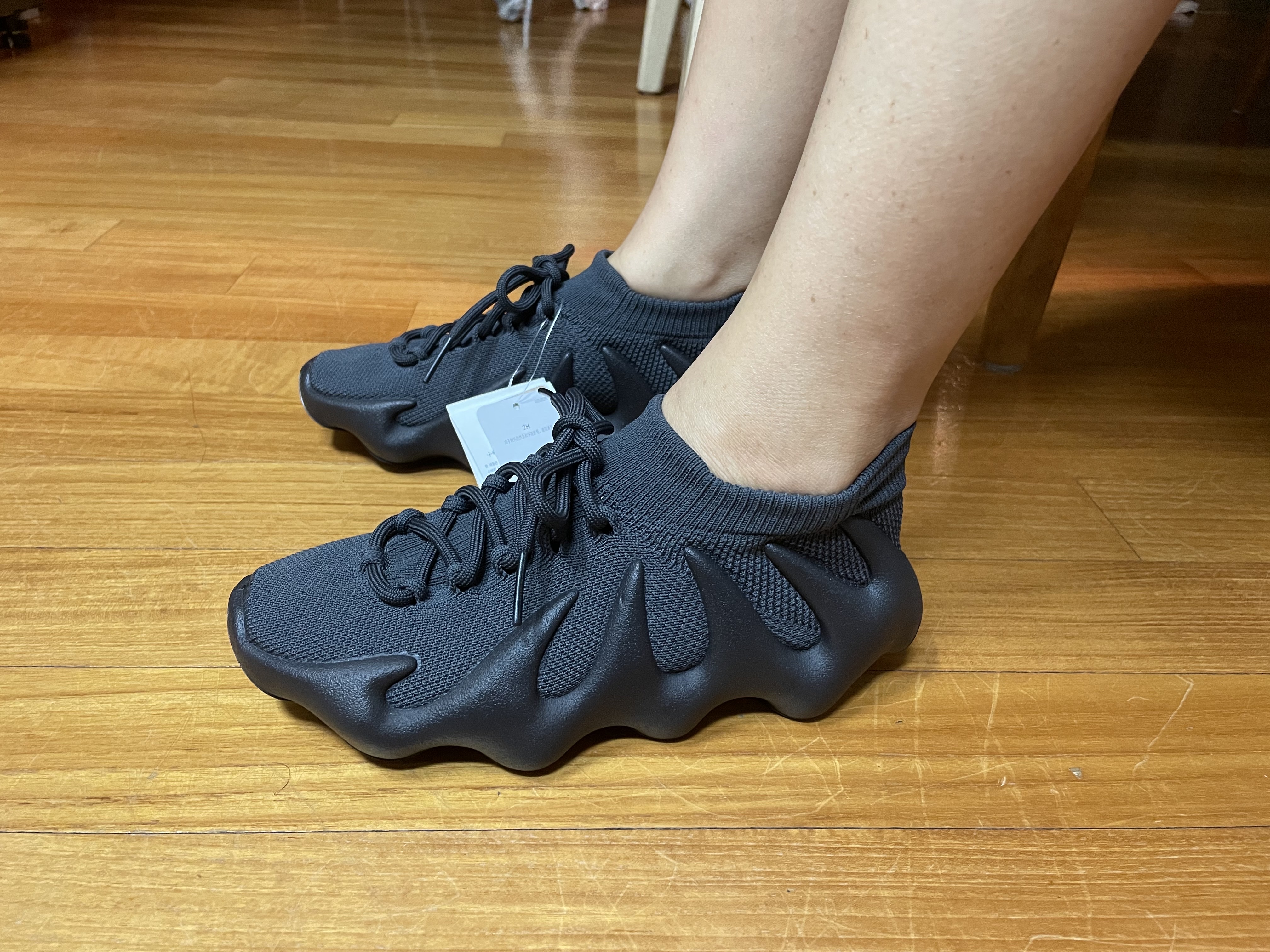 Adidas Yeezy 450 Utility Black 착용 스타일 - 2
