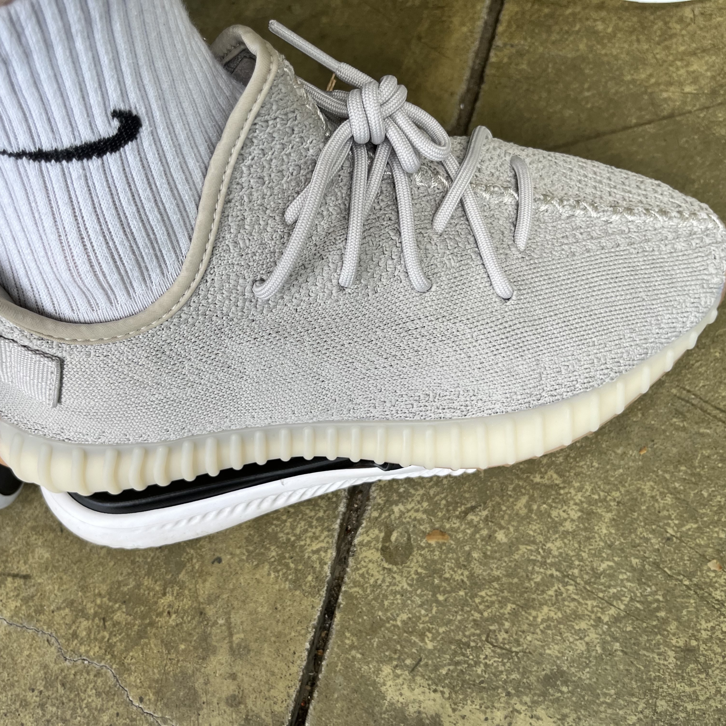 Adidas Yeezy Boost 350 V2 Sesame 2022 착용 스타일