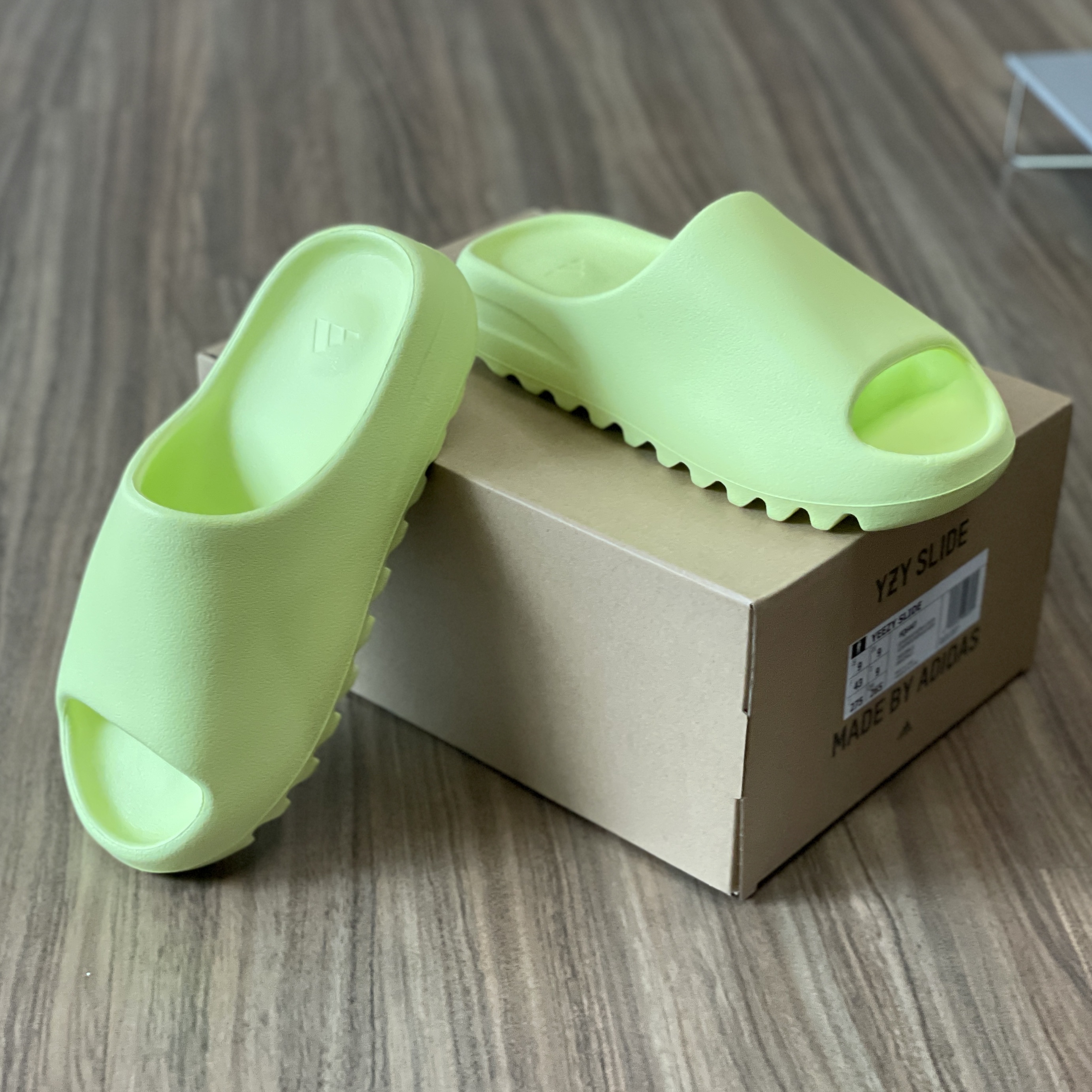 Adidas Yeezy Slide Glow Green 2022/2023 착용 스타일