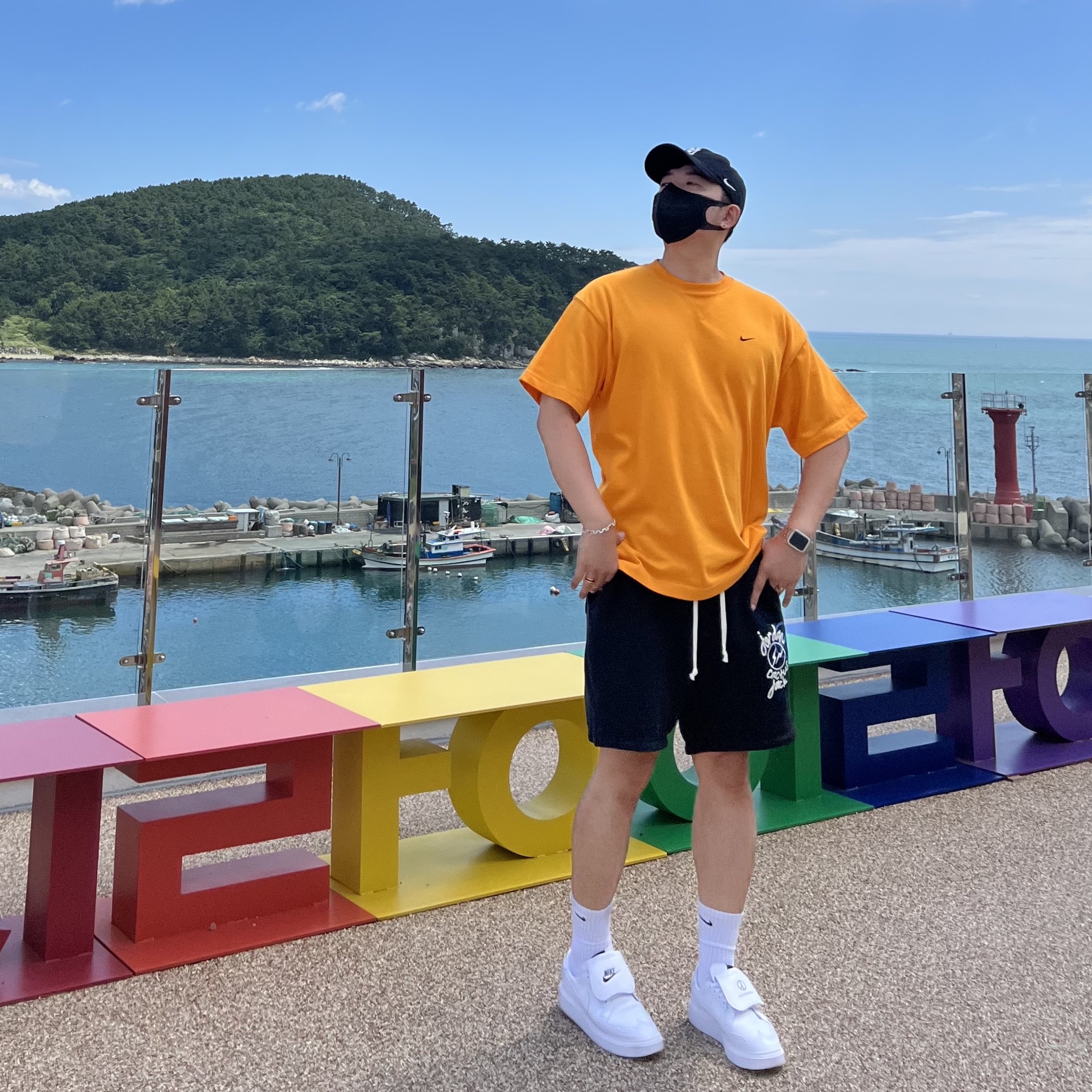 Nike x Kim Jones Oversized T-Shirt Circuit Orange - Asia, Jordan x Travis Scott x Fragment Shorts Black (DJ0617-010) 착용 스타일