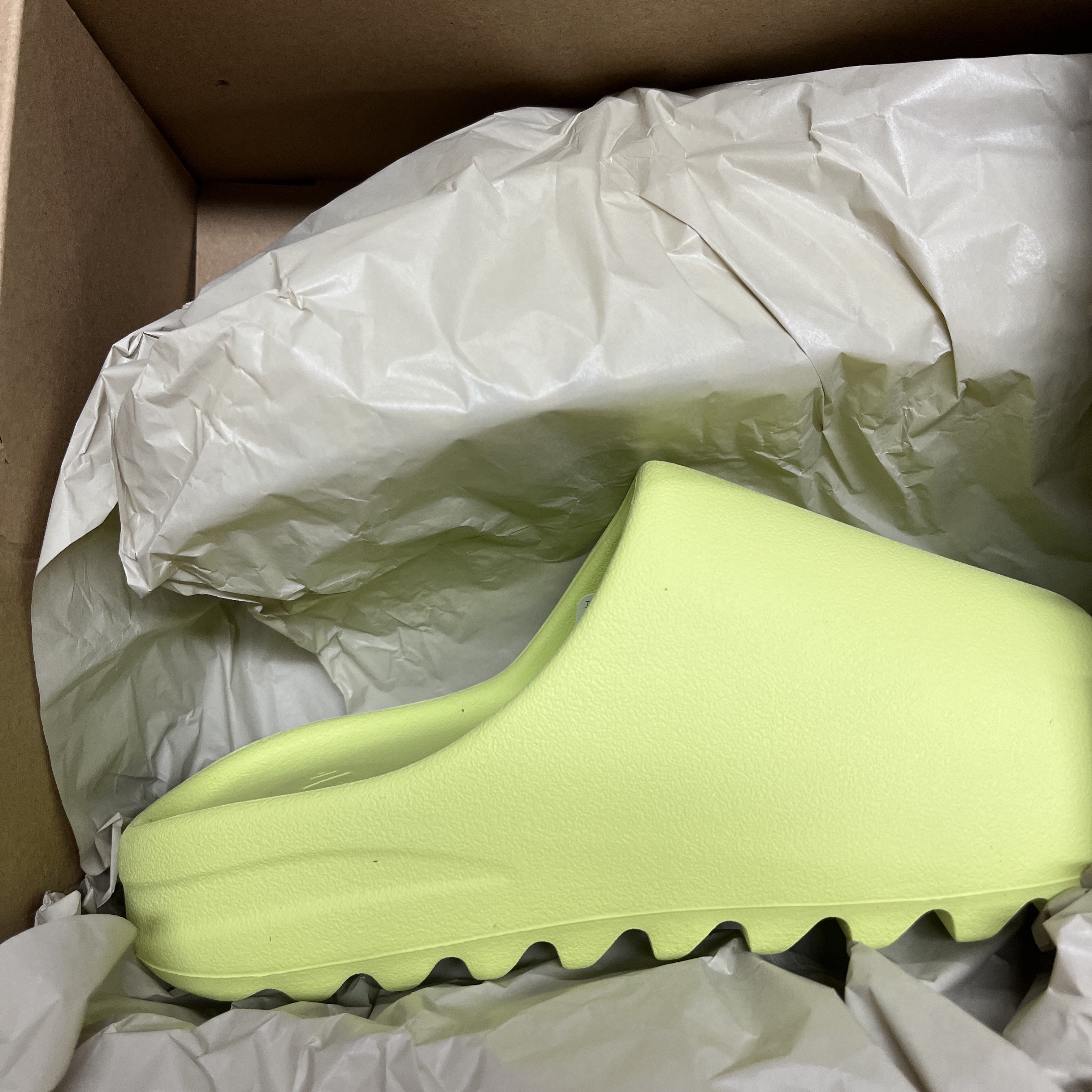 Adidas Yeezy Slide Glow Green 2022/2023 착용 스타일