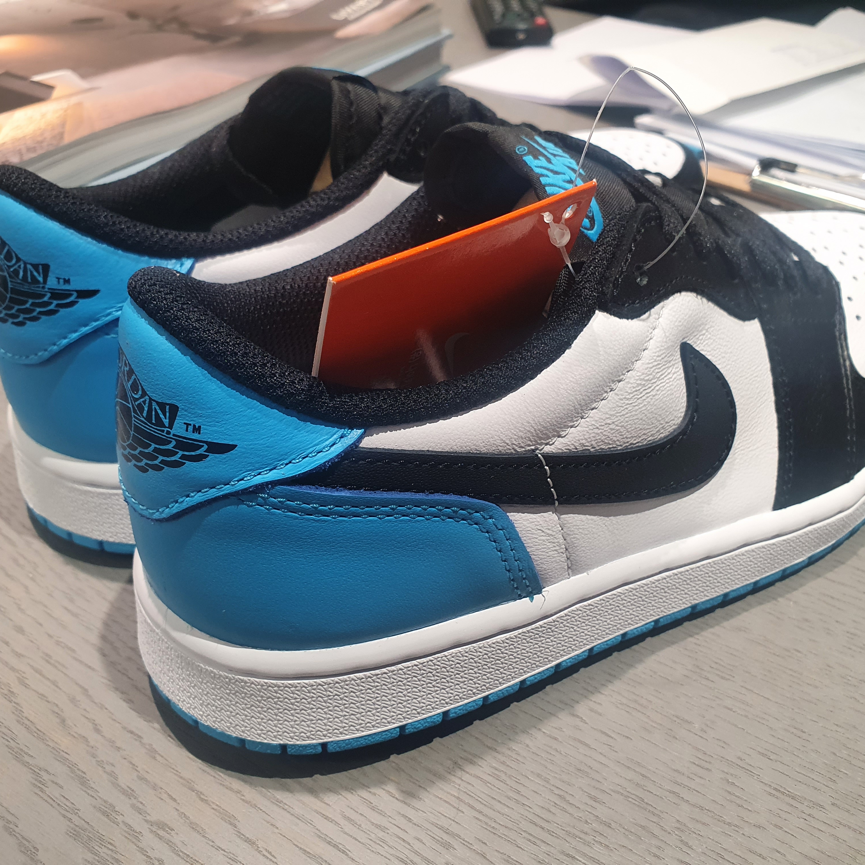 Jordan 1 Retro Low OG Black and Dark Powder Blue 착용 스타일 - 4
