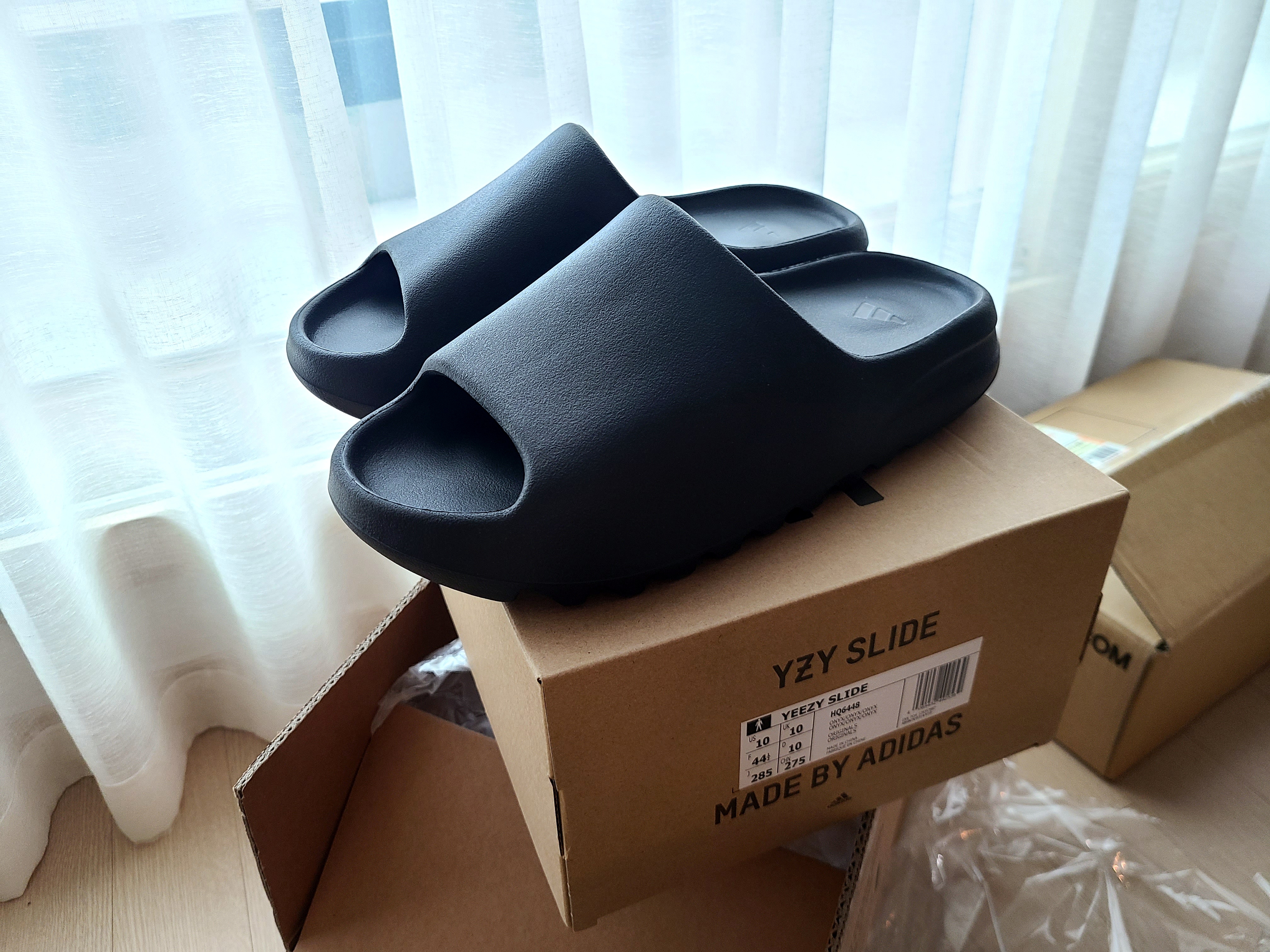 Adidas Yeezy Slide Onyx 착용 스타일 - 3