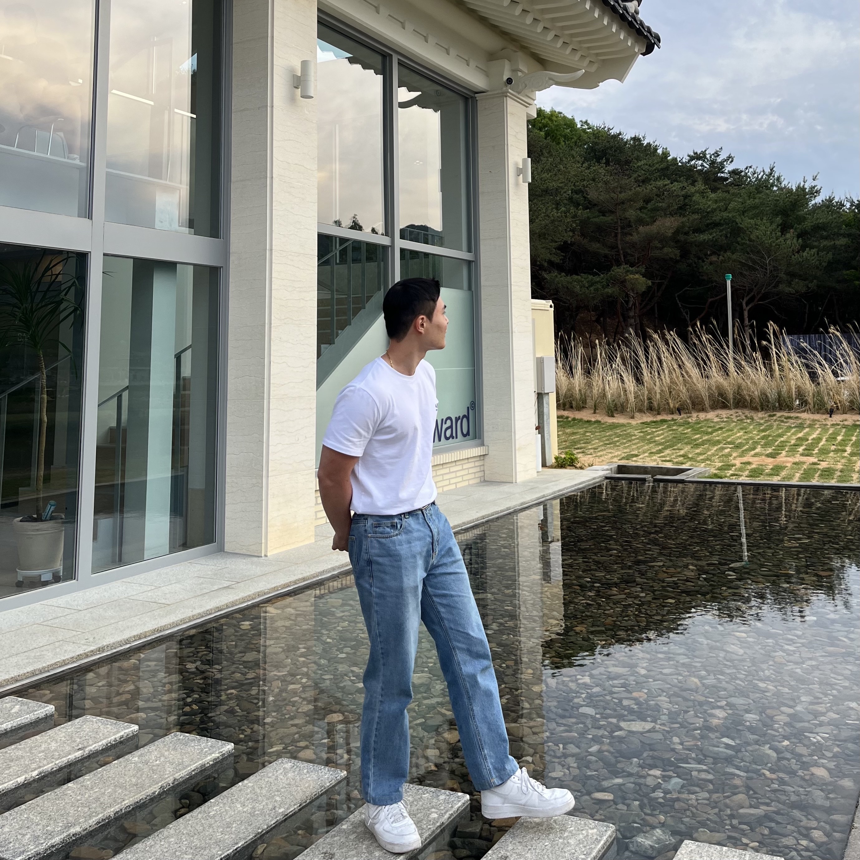 Nike Air Force 1 '07 Low White, A.P.C. Raymond T-Shirt White 착용 스타일