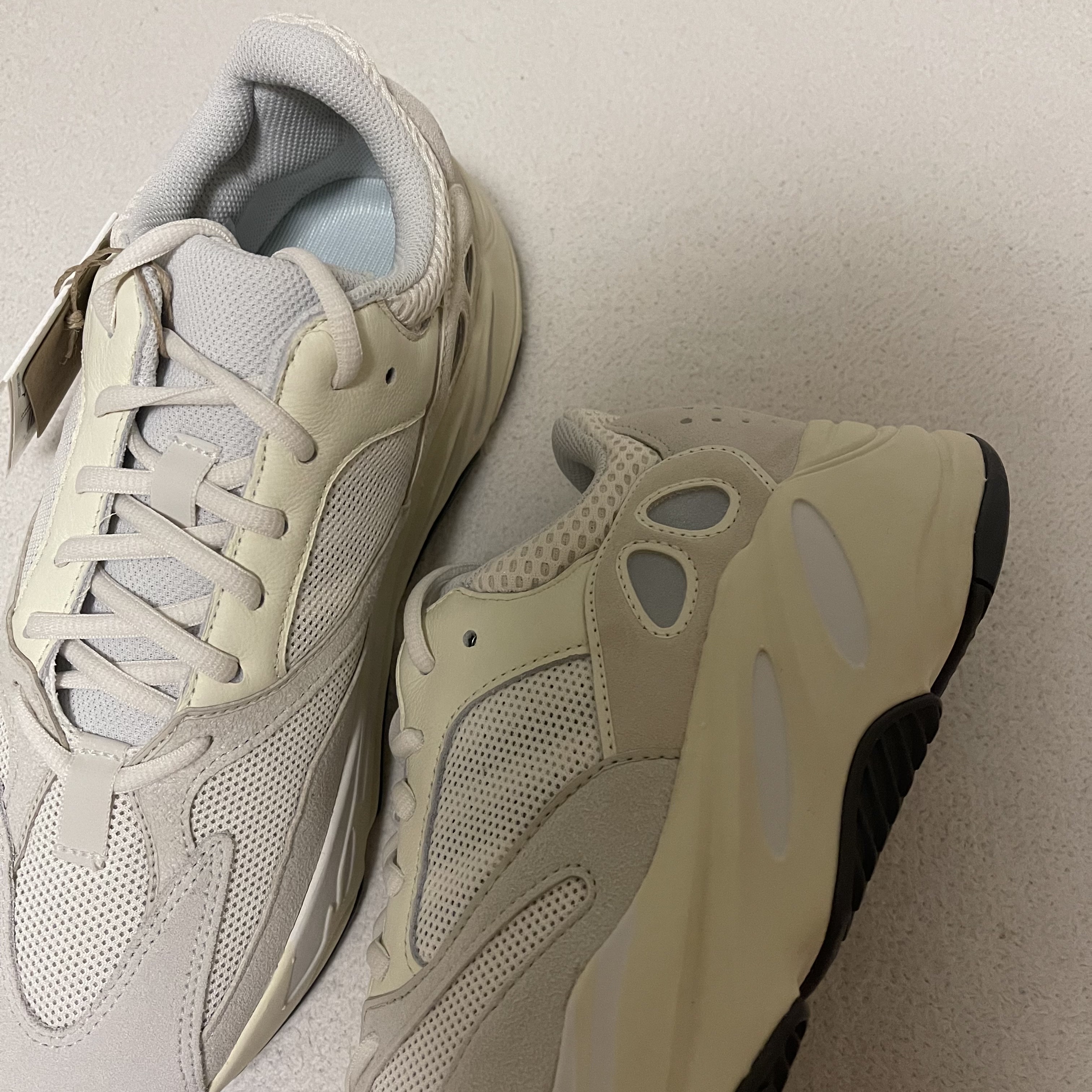 Adidas Yeezy Boost 700 Analog 2022/2023 착용 스타일 - 3