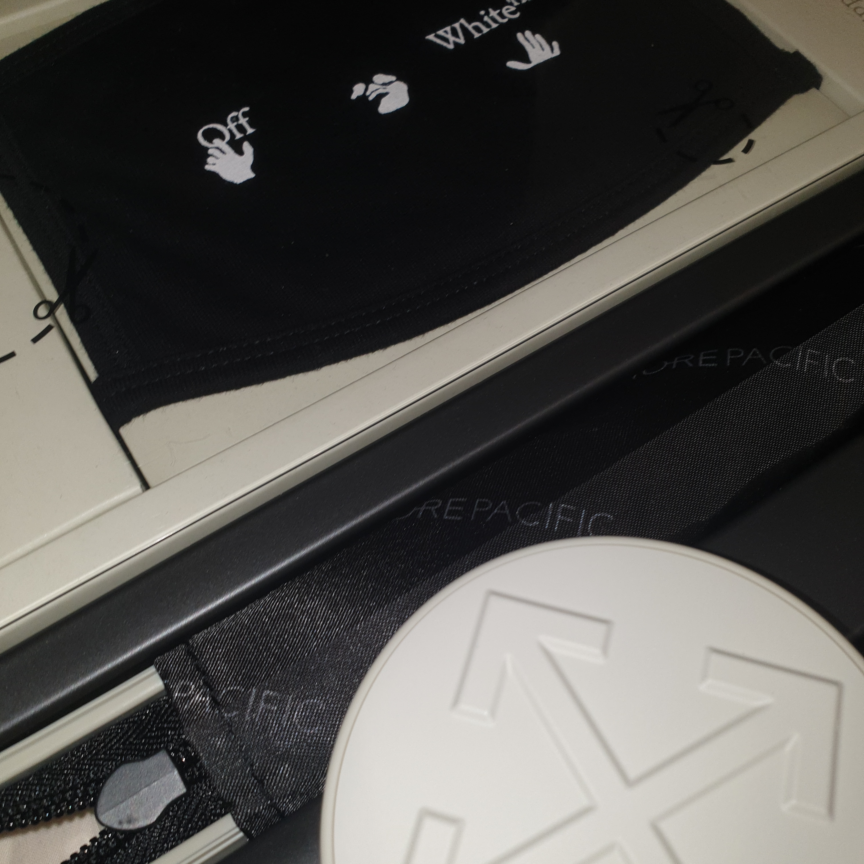 Off-White x Amore Pacific Protection Box (Without Cosmetics) 착용 스타일