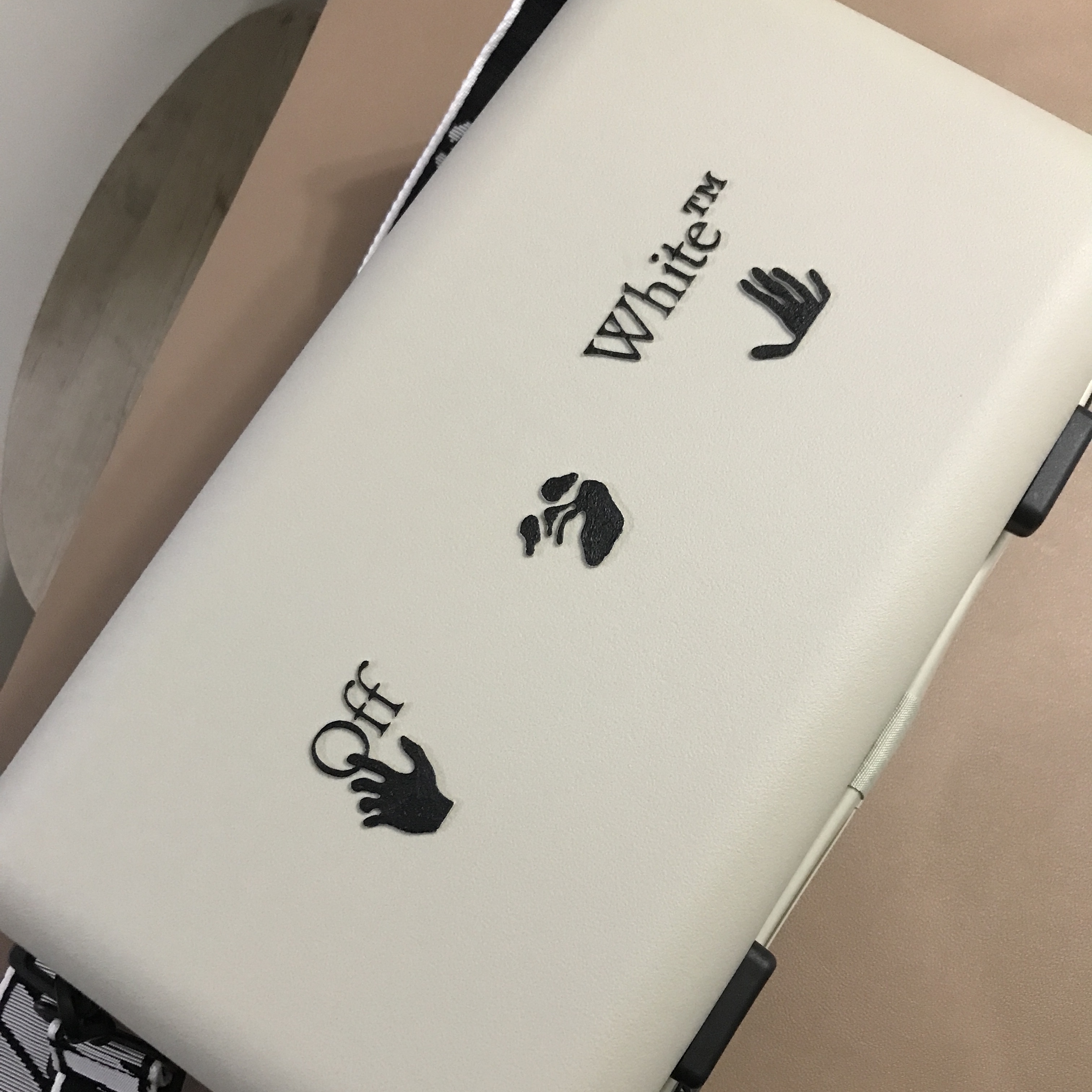 Off-White x Amore Pacific Protection Box (Without Cosmetics) 착용 스타일