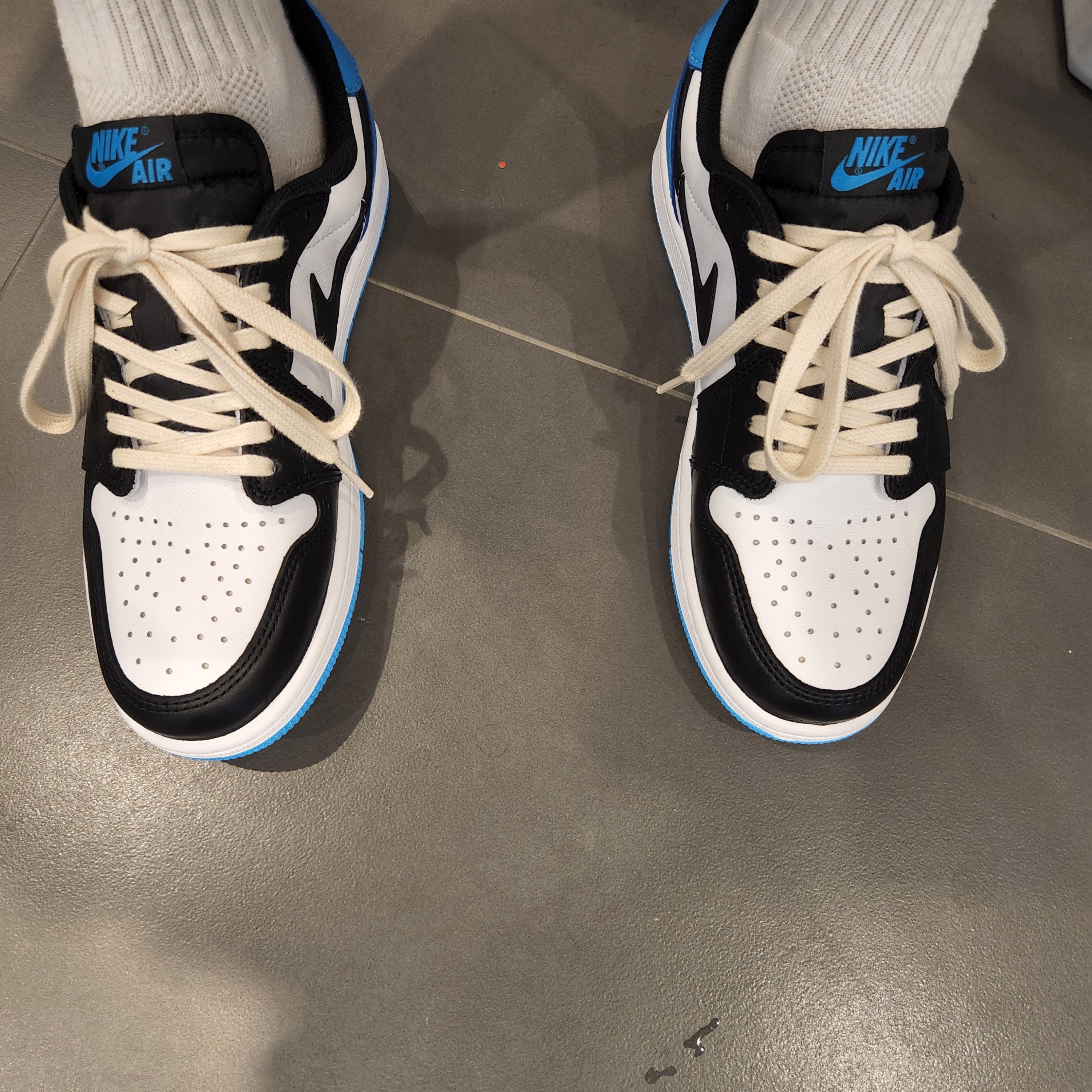 Jordan 1 Retro Low OG Black and Dark Powder Blue 착용 스타일