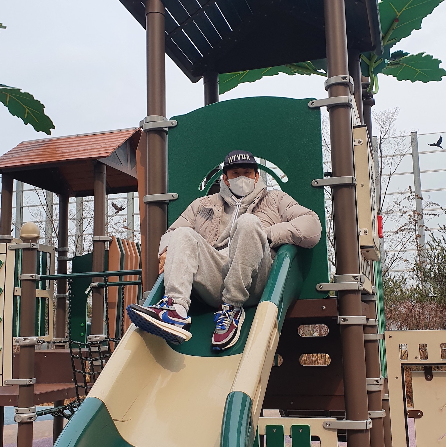 Nike x Sacai x Undercover LDWaffle Night Maroon Team Royal 착용 스타일