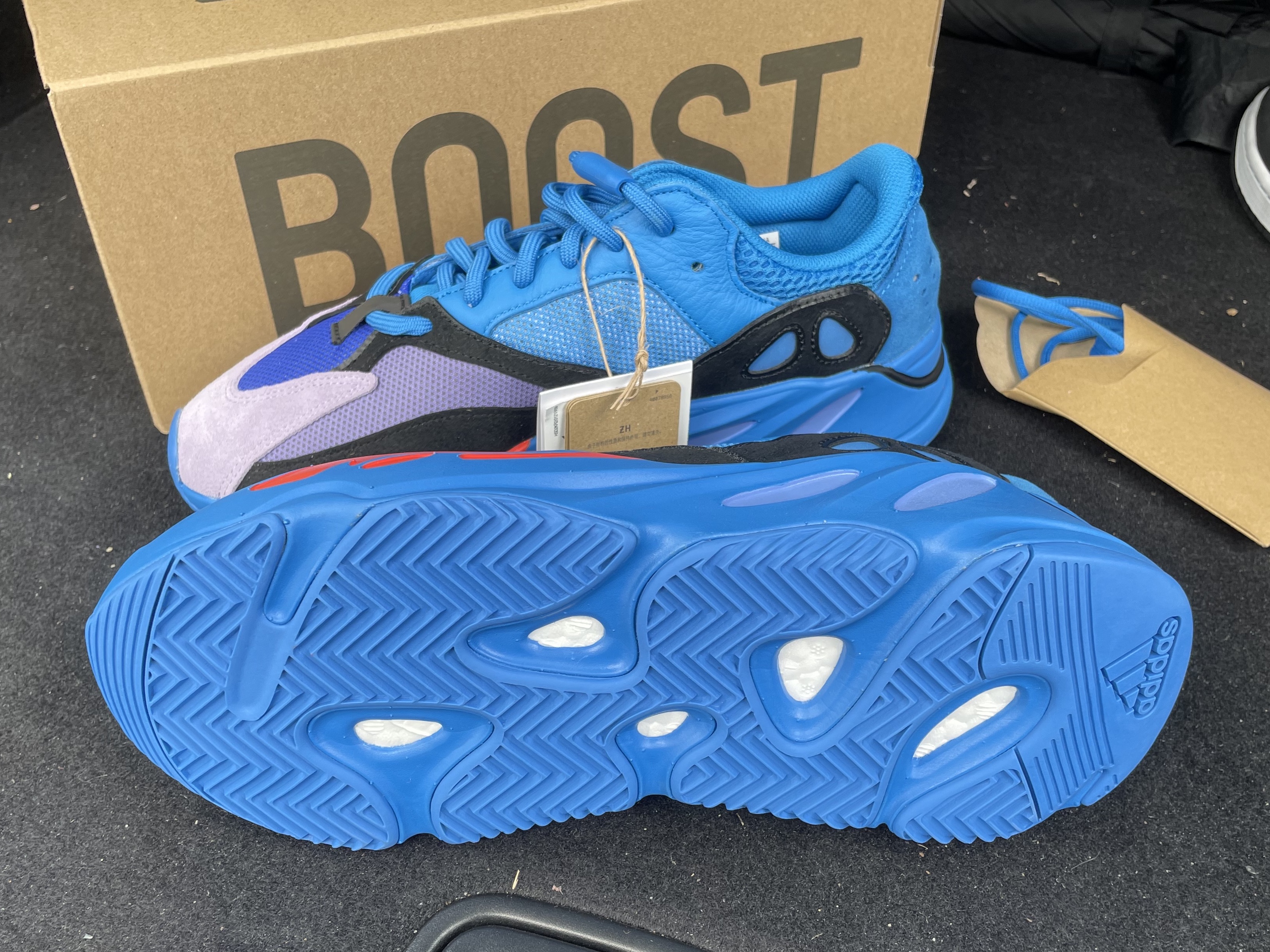 Adidas Yeezy Boost 700 Hi-Res Blue 착용 스타일 - 4