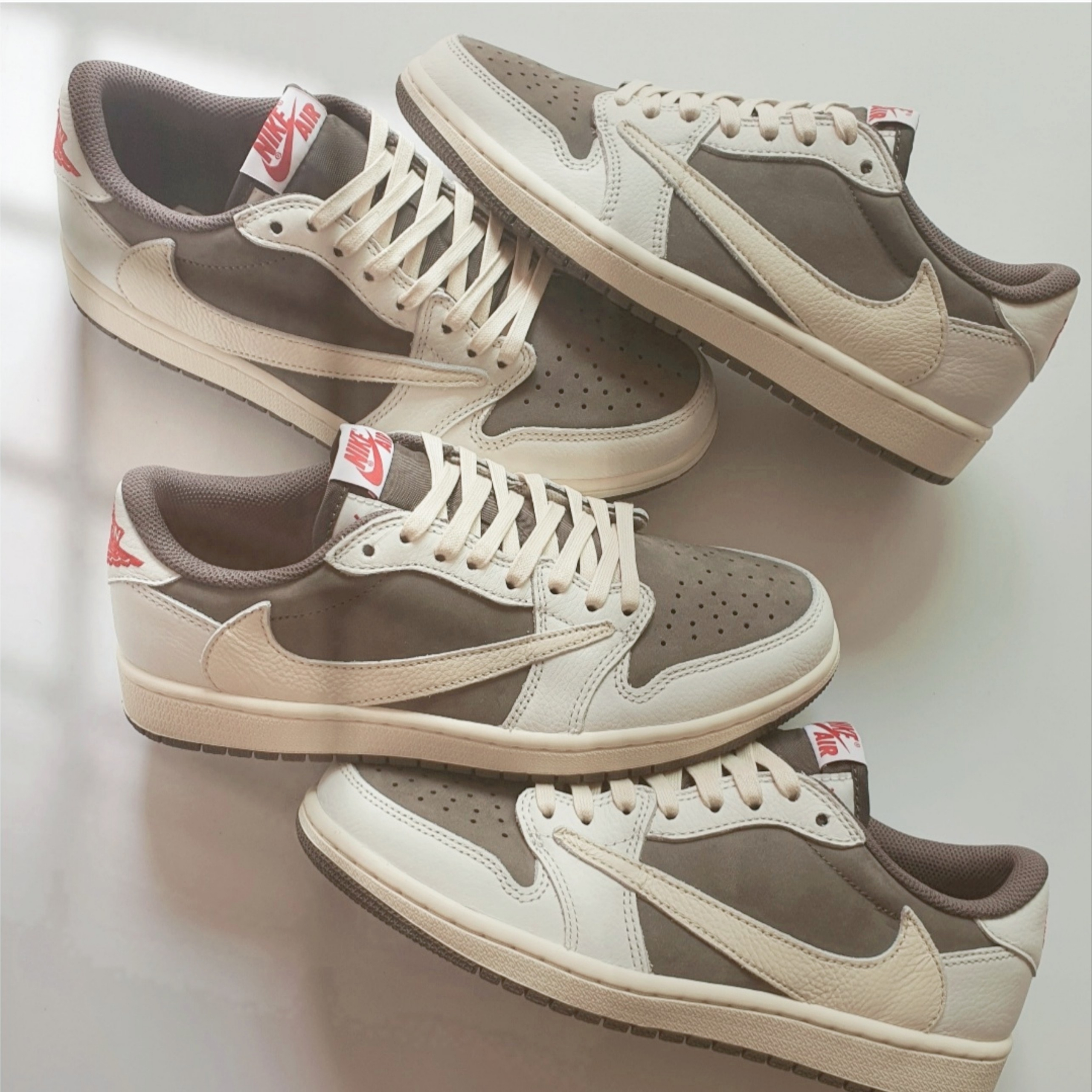 Jordan 1 x Travis Scott Retro Low OG SP Sail and Ridgerock 착용 스타일