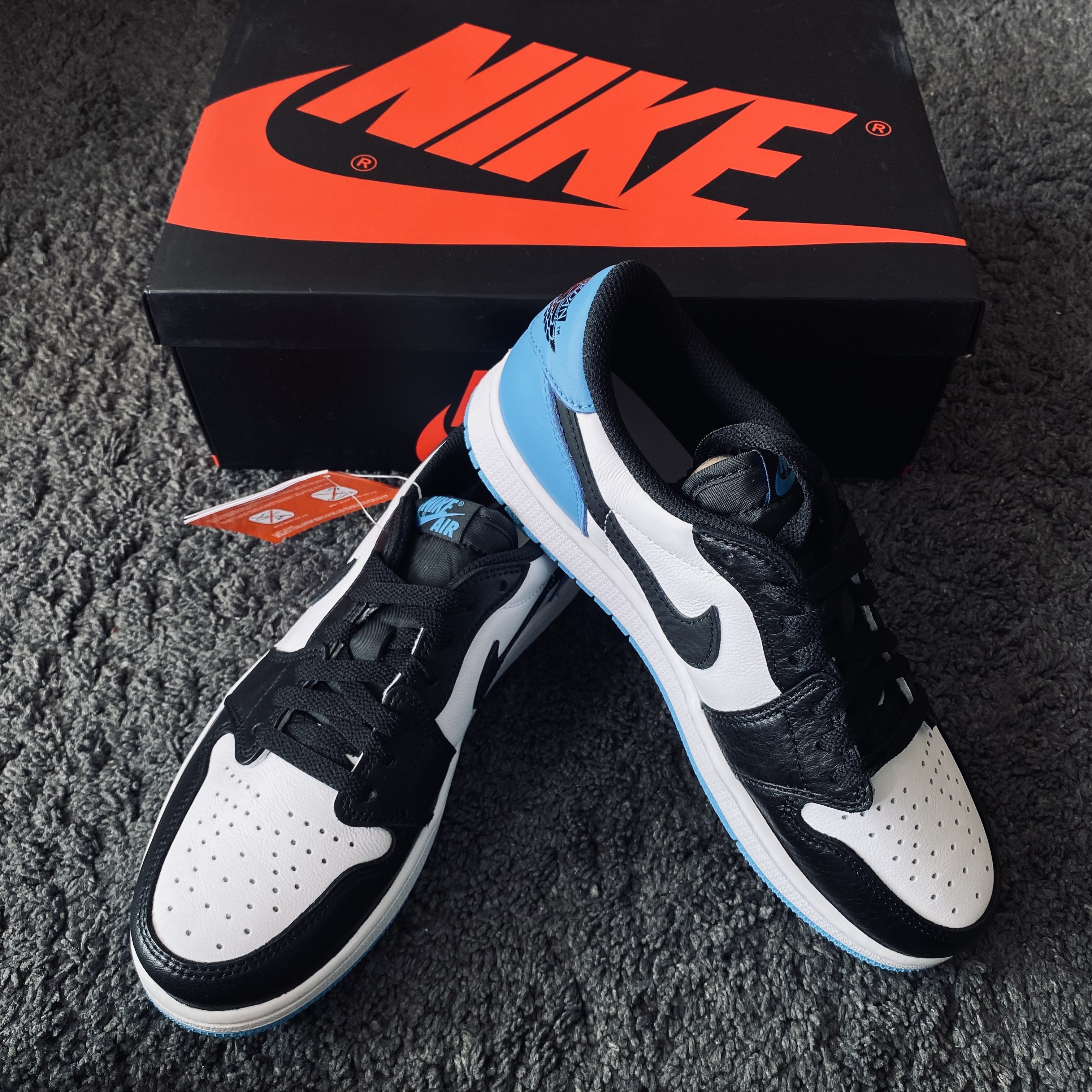 Jordan 1 Retro Low OG Black and Dark Powder Blue 착용 스타일