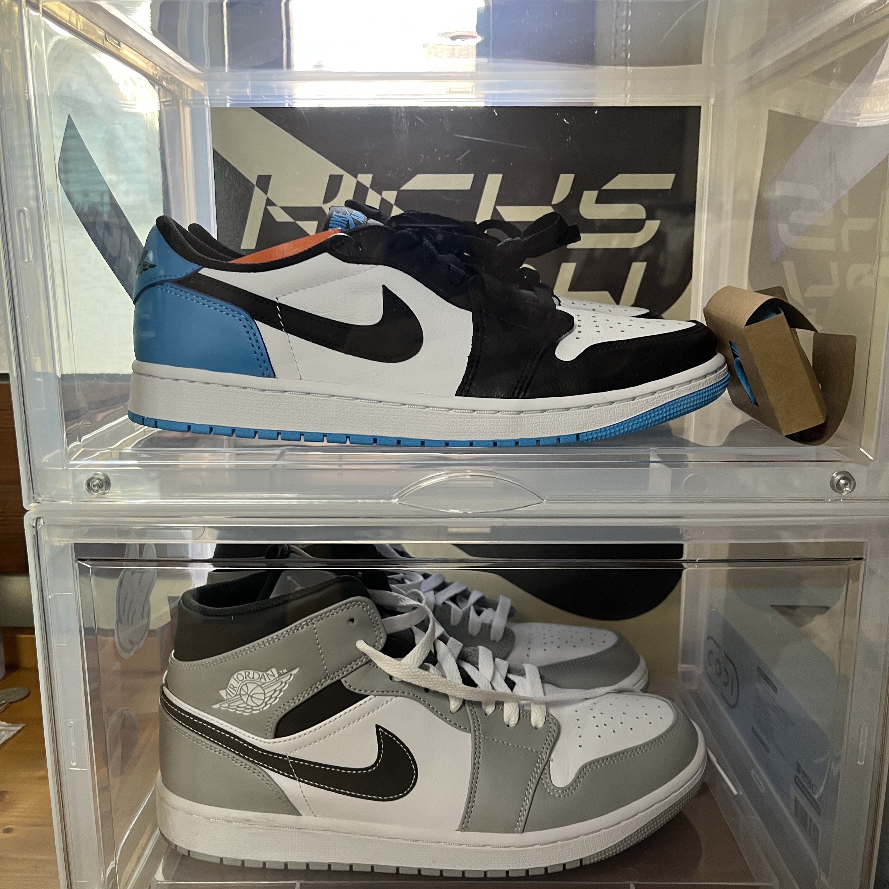 Jordan 1 Retro Low OG Black and Dark Powder Blue, Jordan 1 Mid Light Smoke Grey Anthracite 착용 스타일