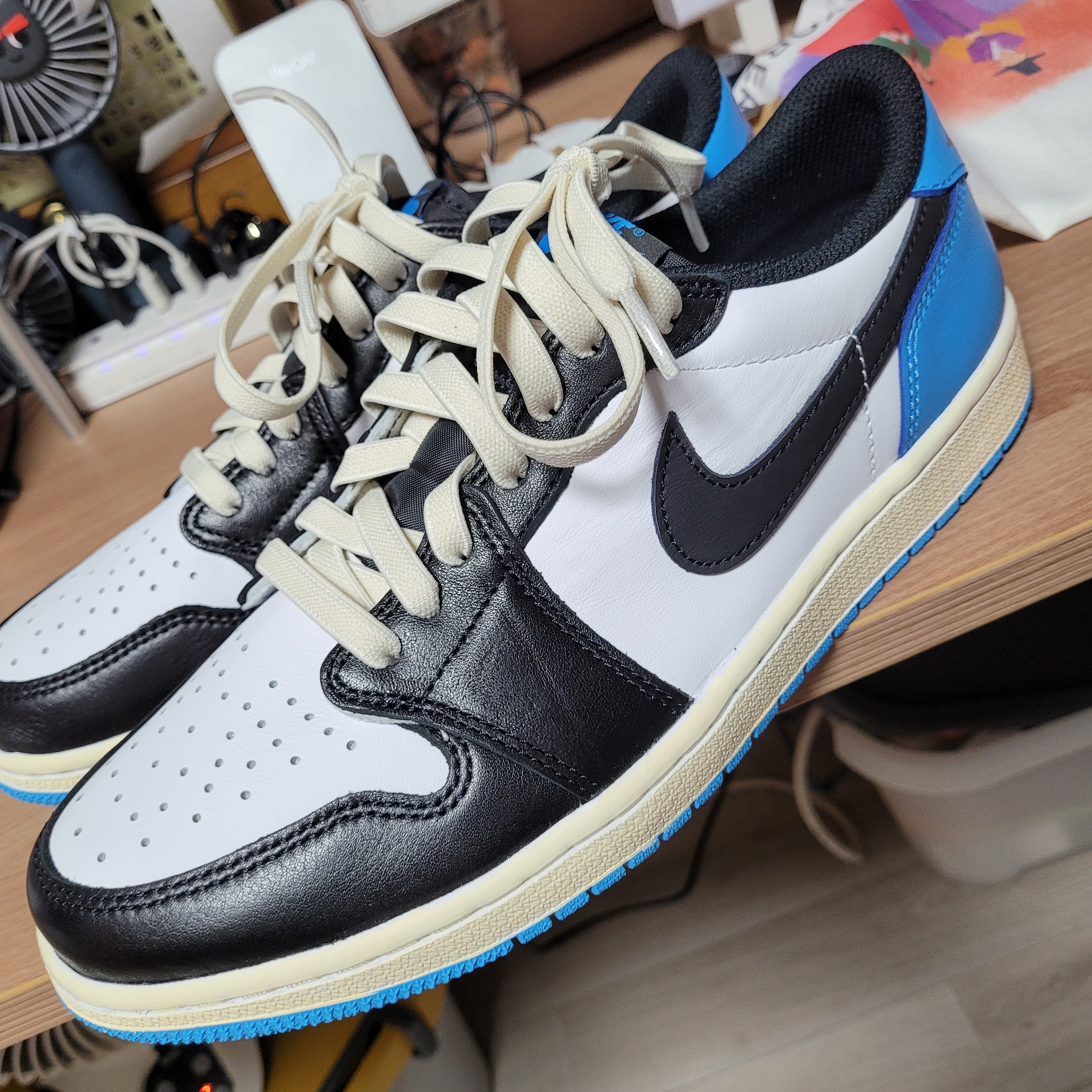 Jordan 1 Retro Low OG Black and Dark Powder Blue 착용 스타일 - 1