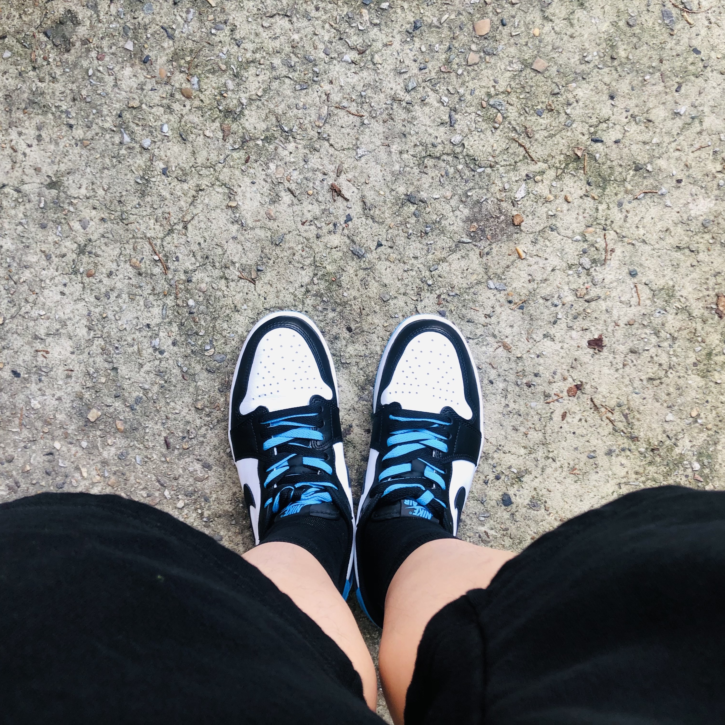 Jordan 1 Retro Low OG Black and Dark Powder Blue 착용 스타일