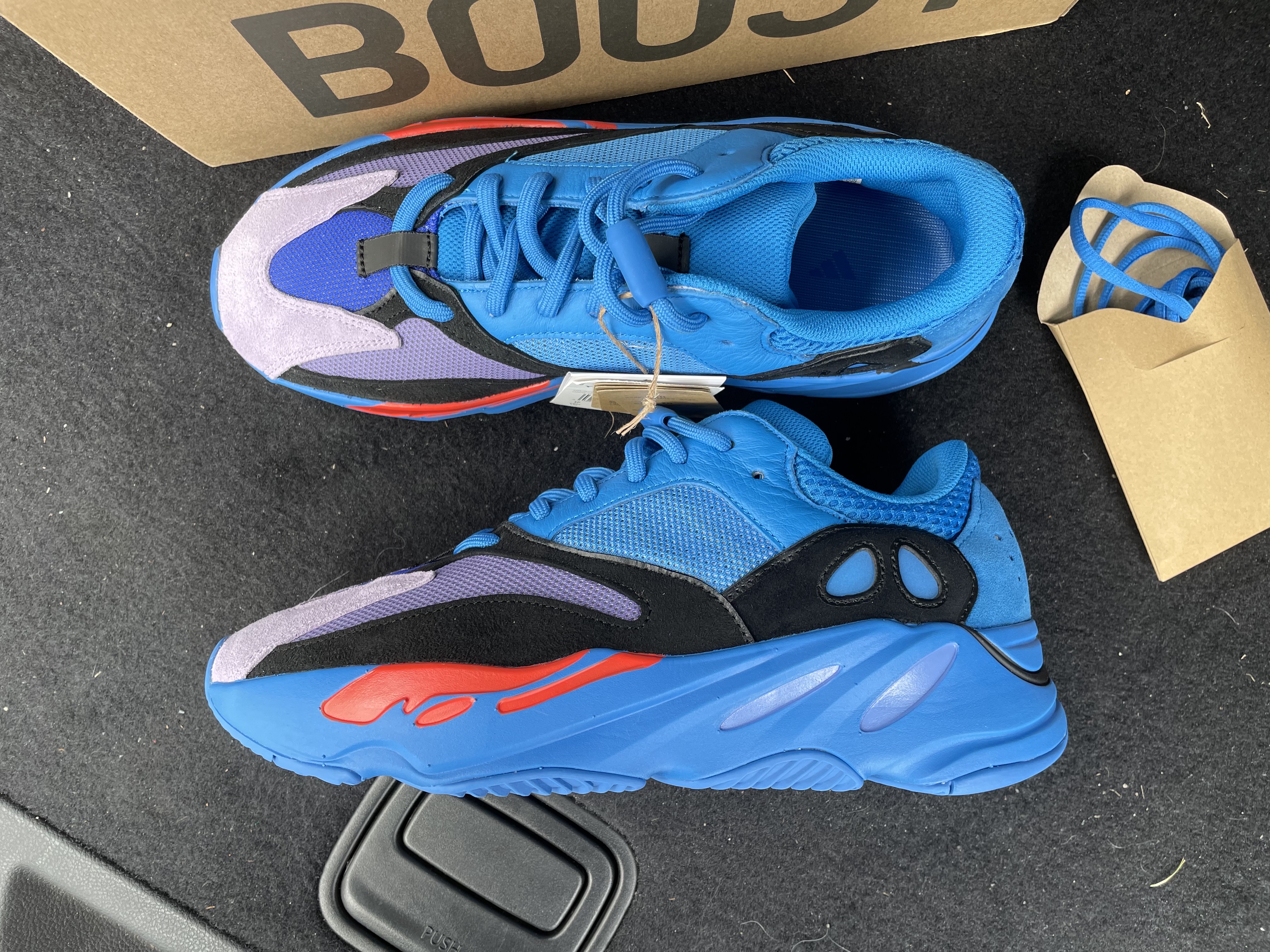 Adidas Yeezy Boost 700 Hi-Res Blue 착용 스타일 - 3