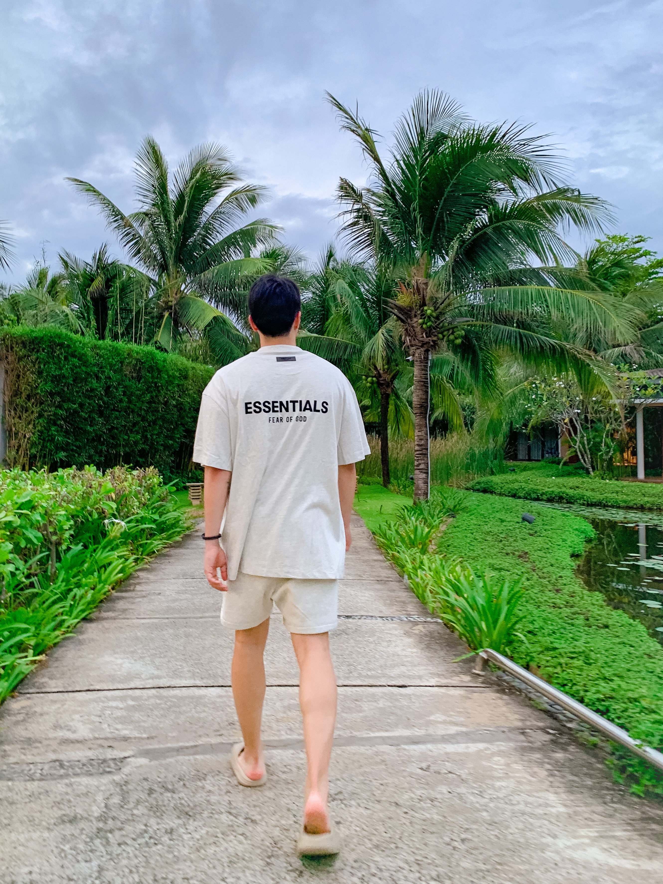 Essentials The Core Collection T-Shirt Light Oatmeal, Essentials The Core Collection Sweatshorts Light Oatmeal 착용 스타일