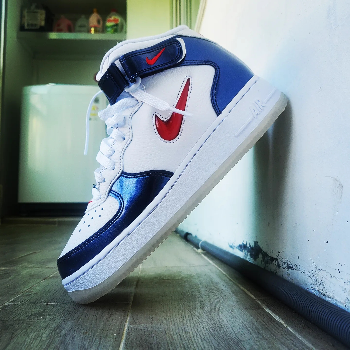 Nike Air Force 1 Mid QS University Red and Midnight Navy 착용 스타일 - 3