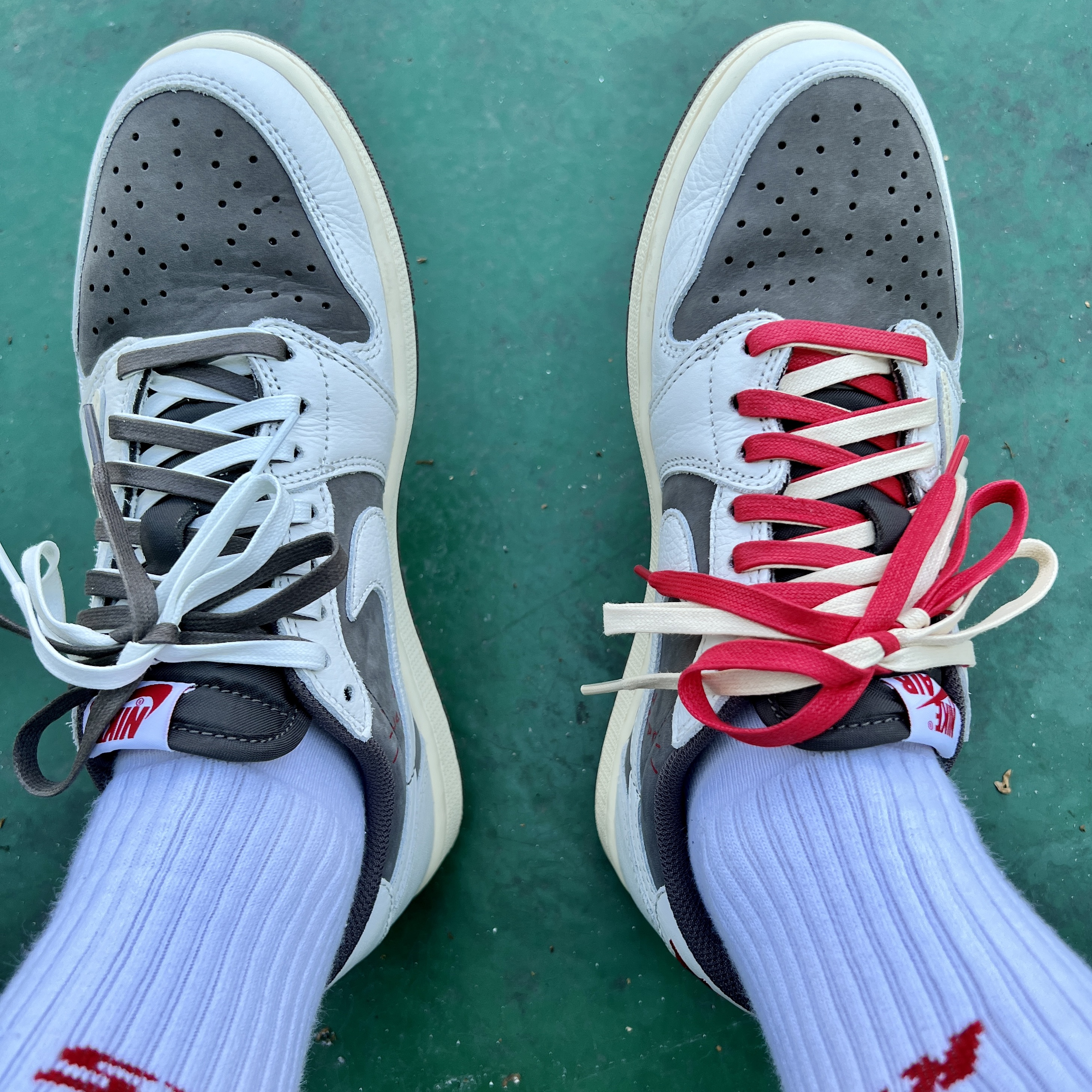 Jordan 1 x Travis Scott Retro Low OG SP Sail and Ridgerock 착용 스타일