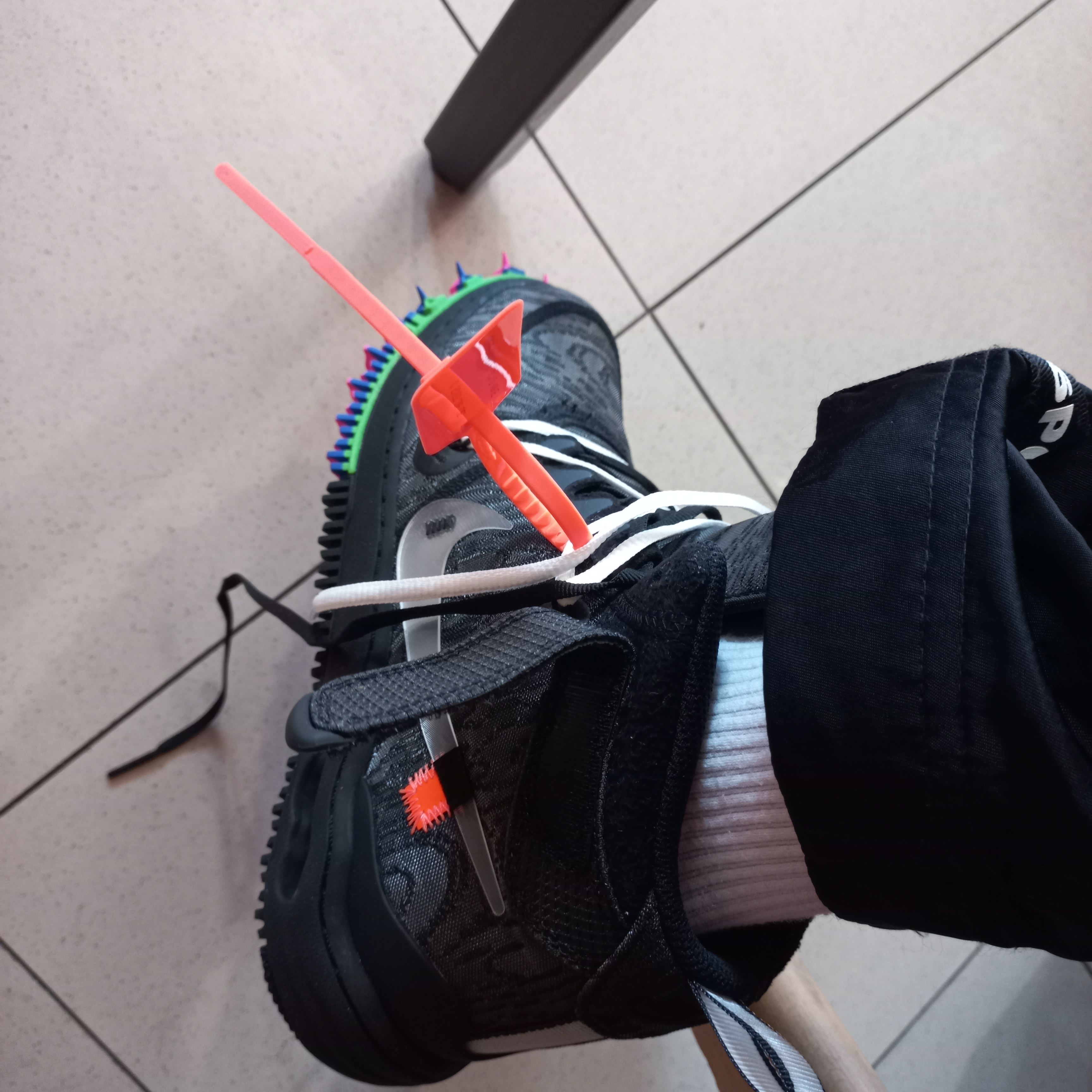 Nike x Off-White Air Force 1 Mid SP Black 착용 스타일 - 2