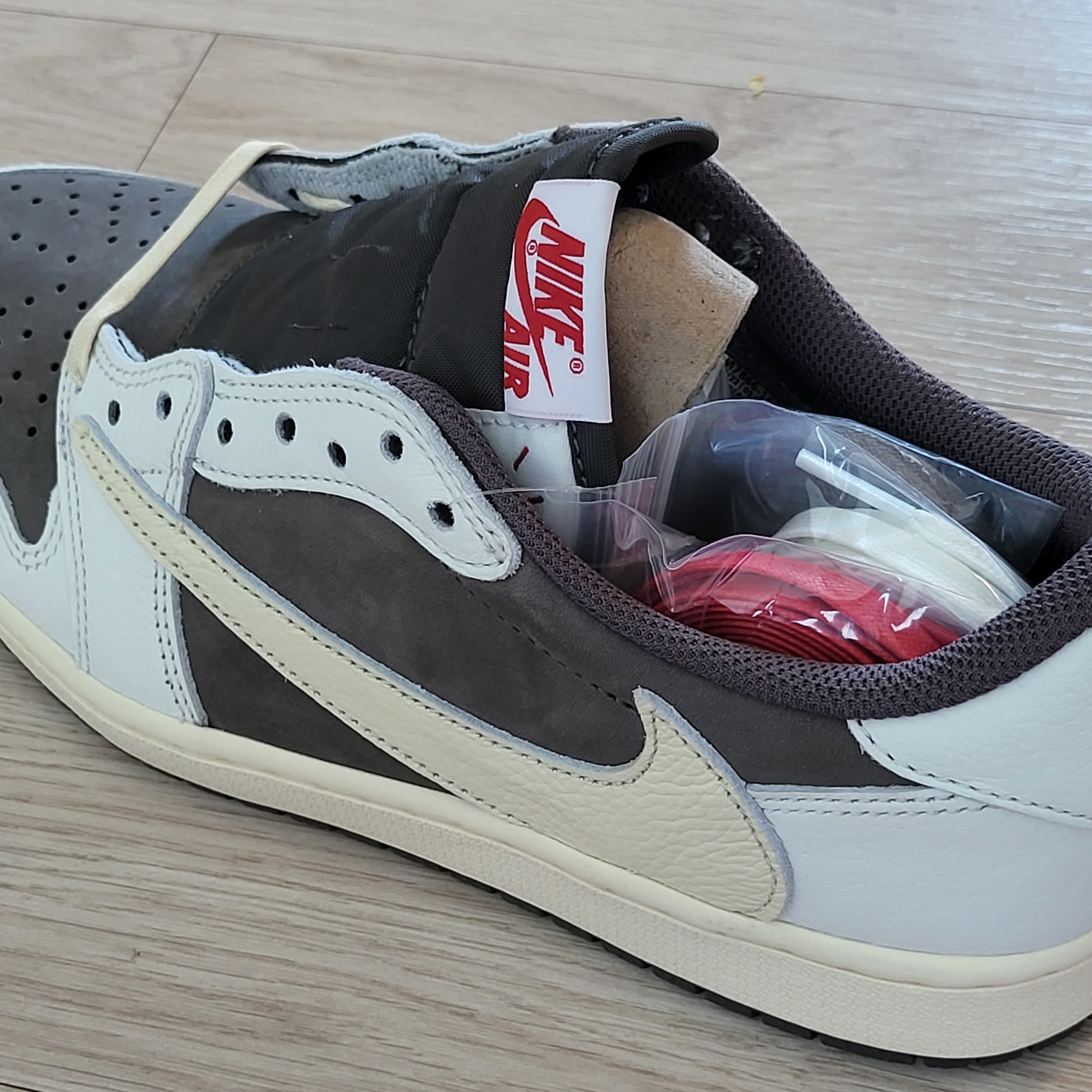 Jordan 1 x Travis Scott Retro Low OG SP Sail and Ridgerock 착용 스타일 - 1