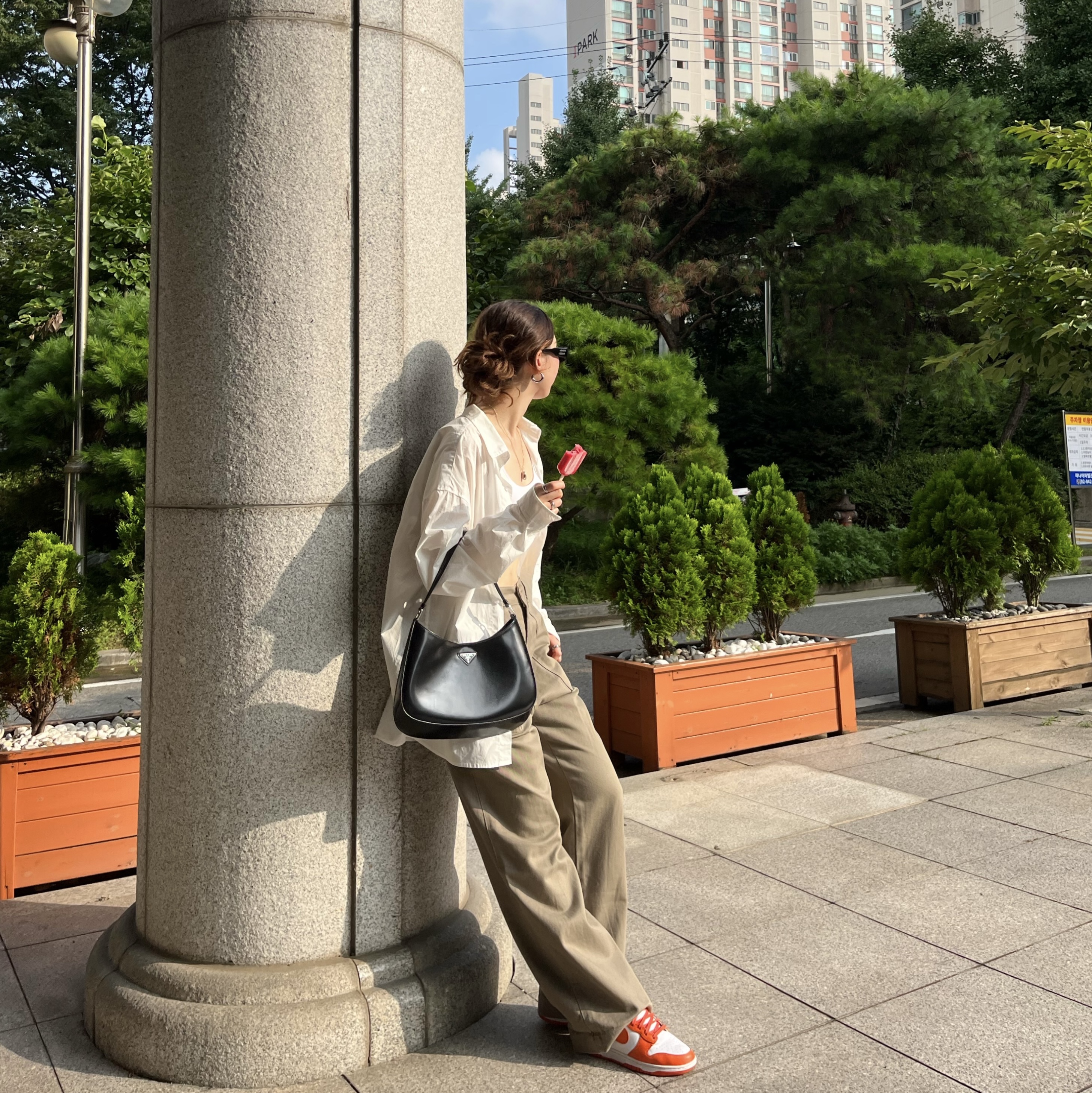 Nike Dunk High Retro Orange Blaze, Prada Cleo Brushed Leather Shoulder Bag Black 착용 스타일