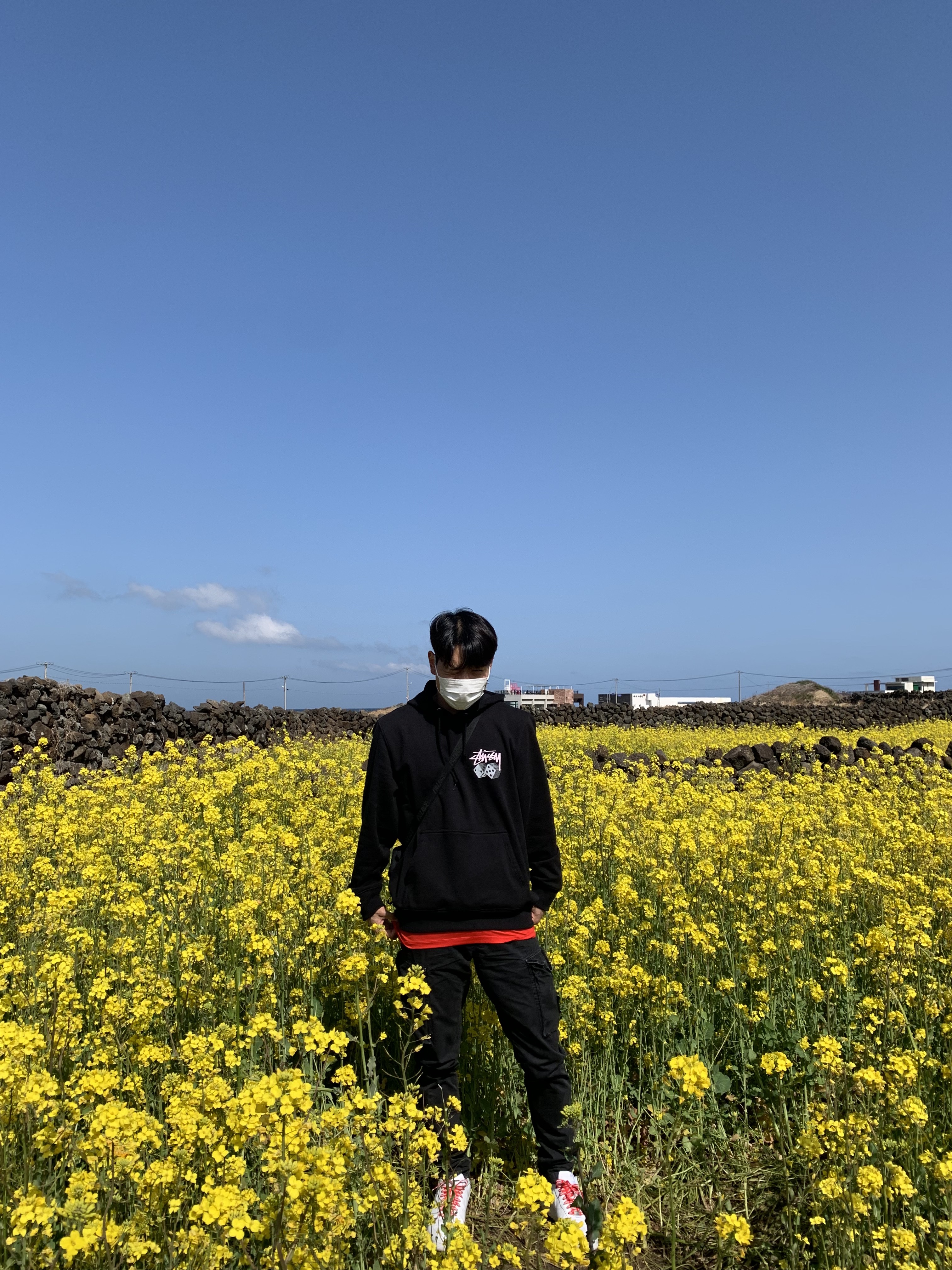 Nike x Supreme Air Force 1 Low White, Stussy Roll The Dice Hoodie Black 착용 스타일