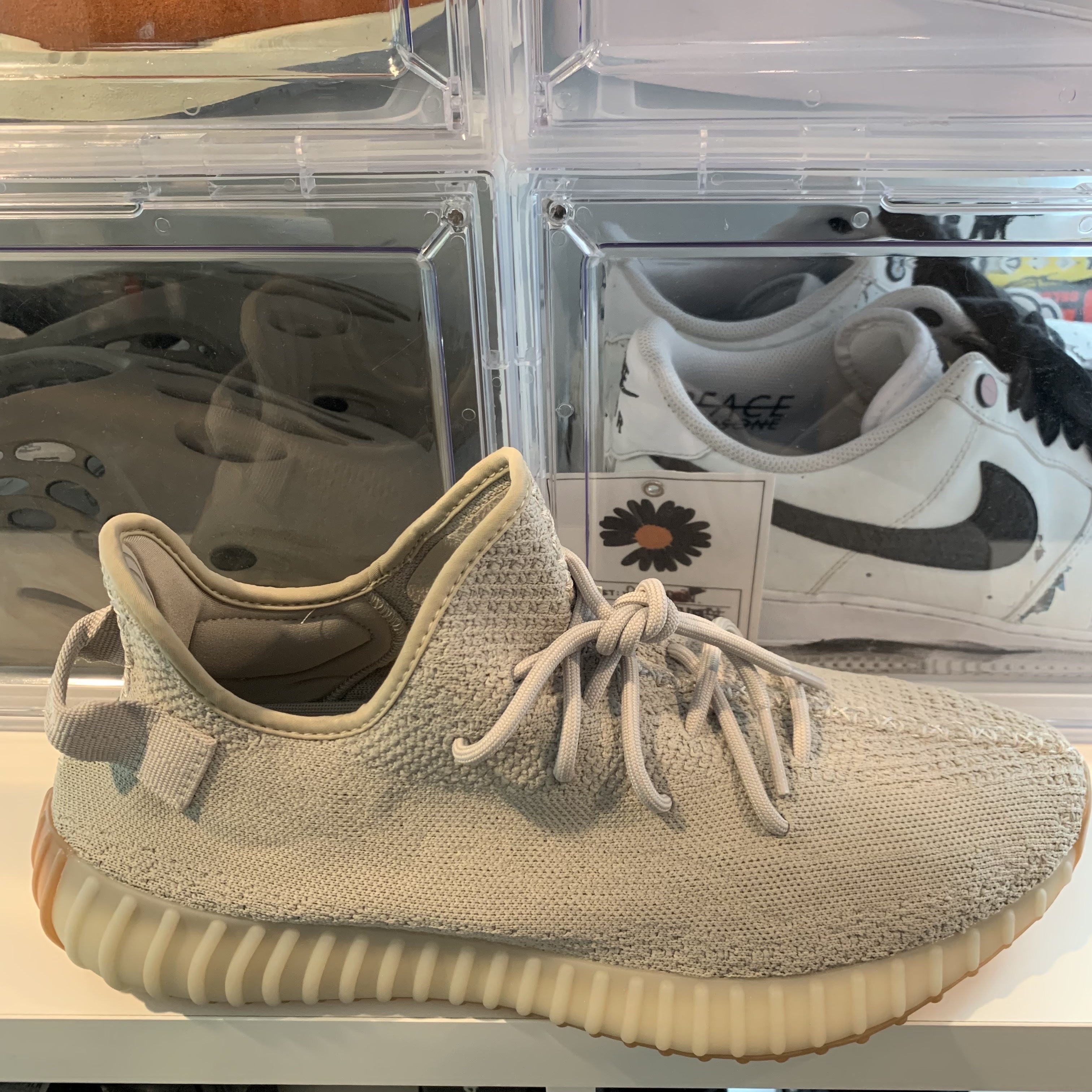 Adidas Yeezy Boost 350 V2 Sesame 2022, Nike x Peaceminusone Air Force 1 Low Para-Noise 2.0 착용 스타일 - 1