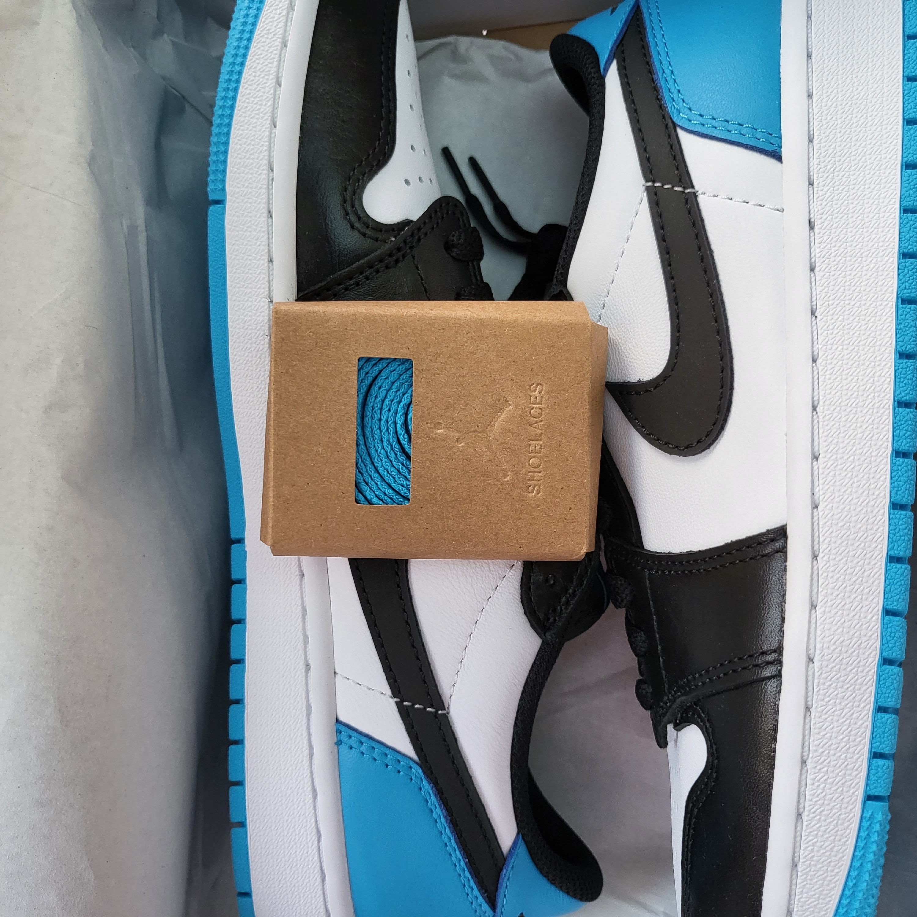 Jordan 1 Retro Low OG Black and Dark Powder Blue 착용 스타일 - 1
