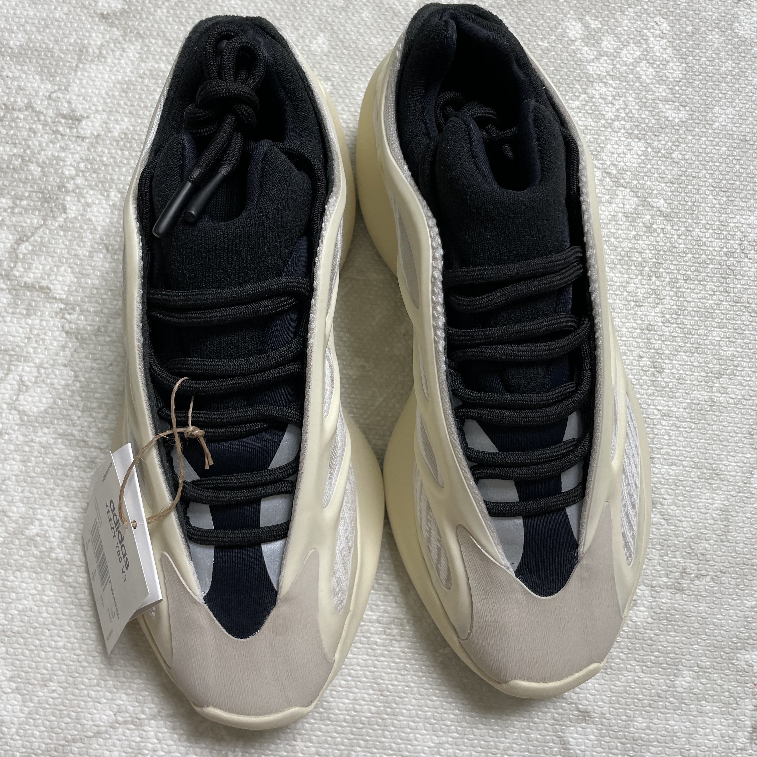 Adidas Yeezy 700 V3 Azael 2022/2023 착용 스타일 - 1