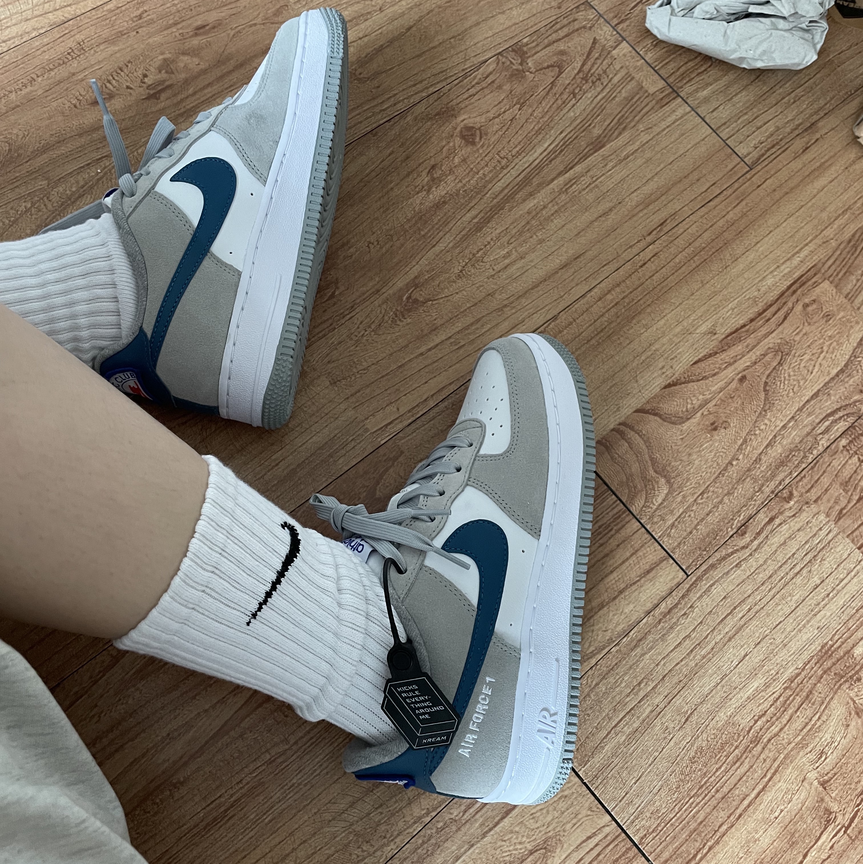 (GS) Nike Air Force 1 LV8 Athletic Club Light Smoke Grey Marina 착용 스타일
