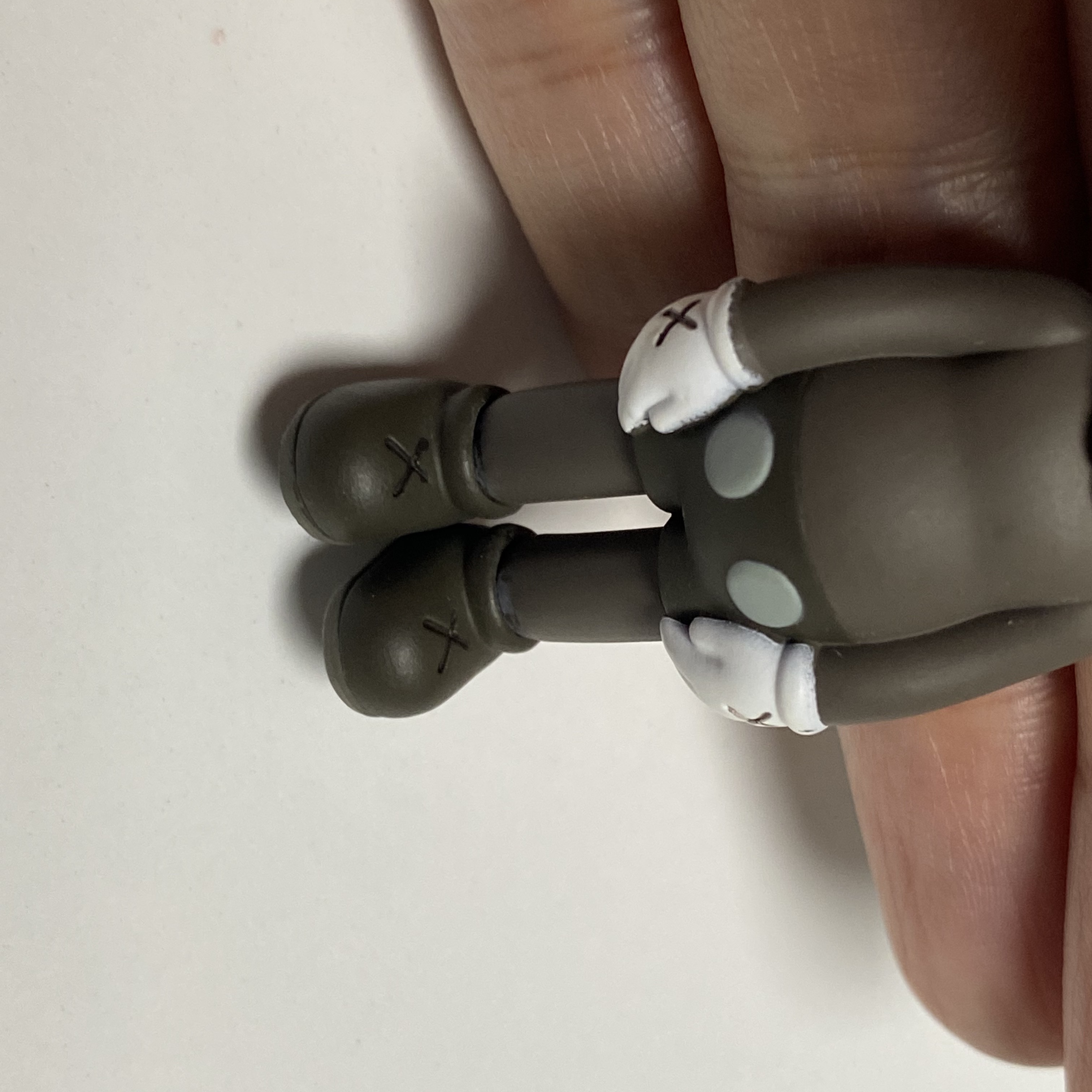 Kaws Tokyo First Companion Keychain Brown 착용 스타일 - 2