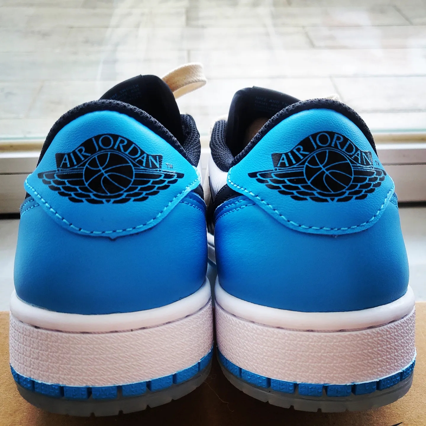 Jordan 1 Retro Low OG Black and Dark Powder Blue 착용 스타일 - 1