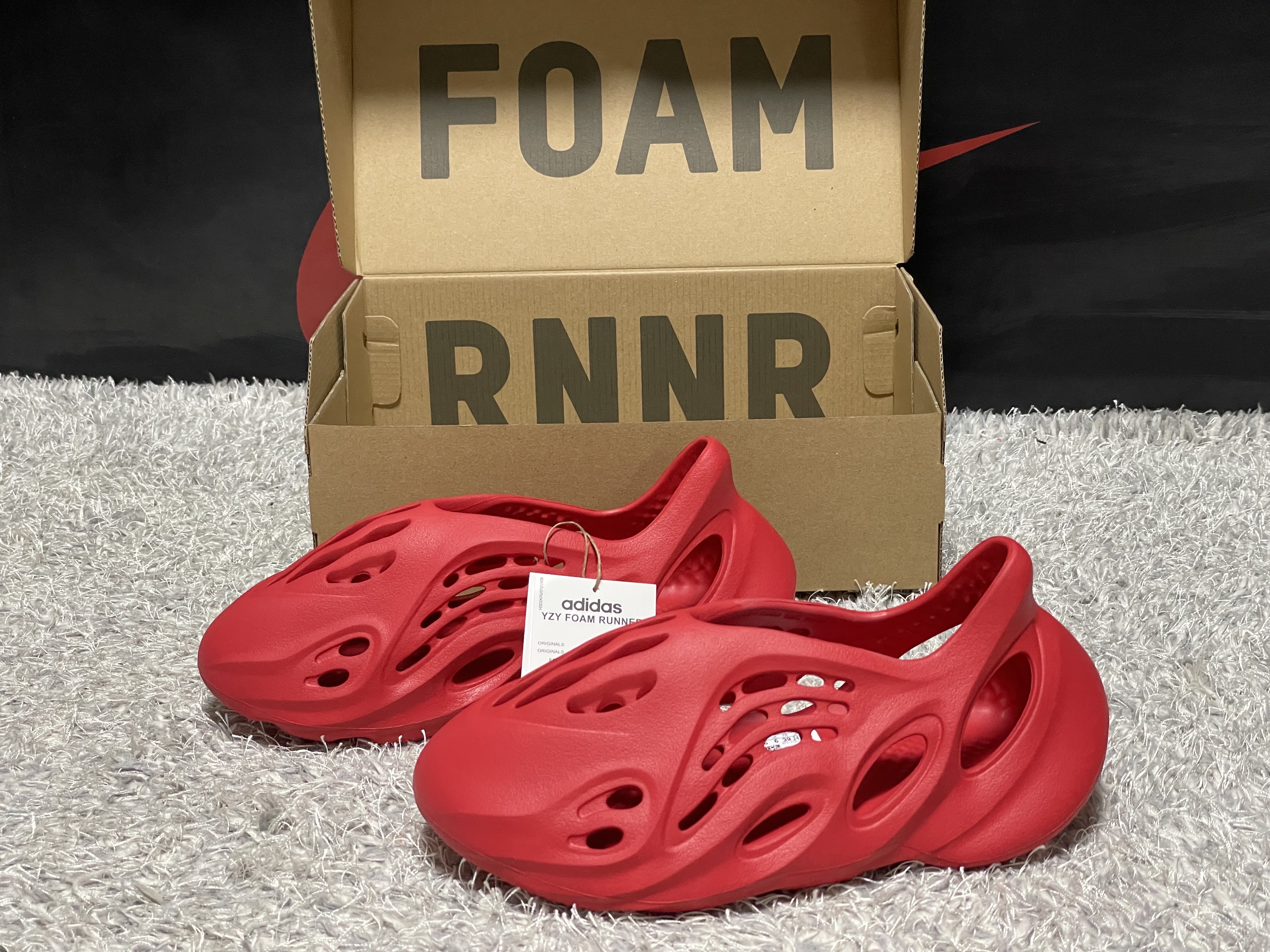 Adidas Yeezy Foam RNNR Vermilion 착용 스타일