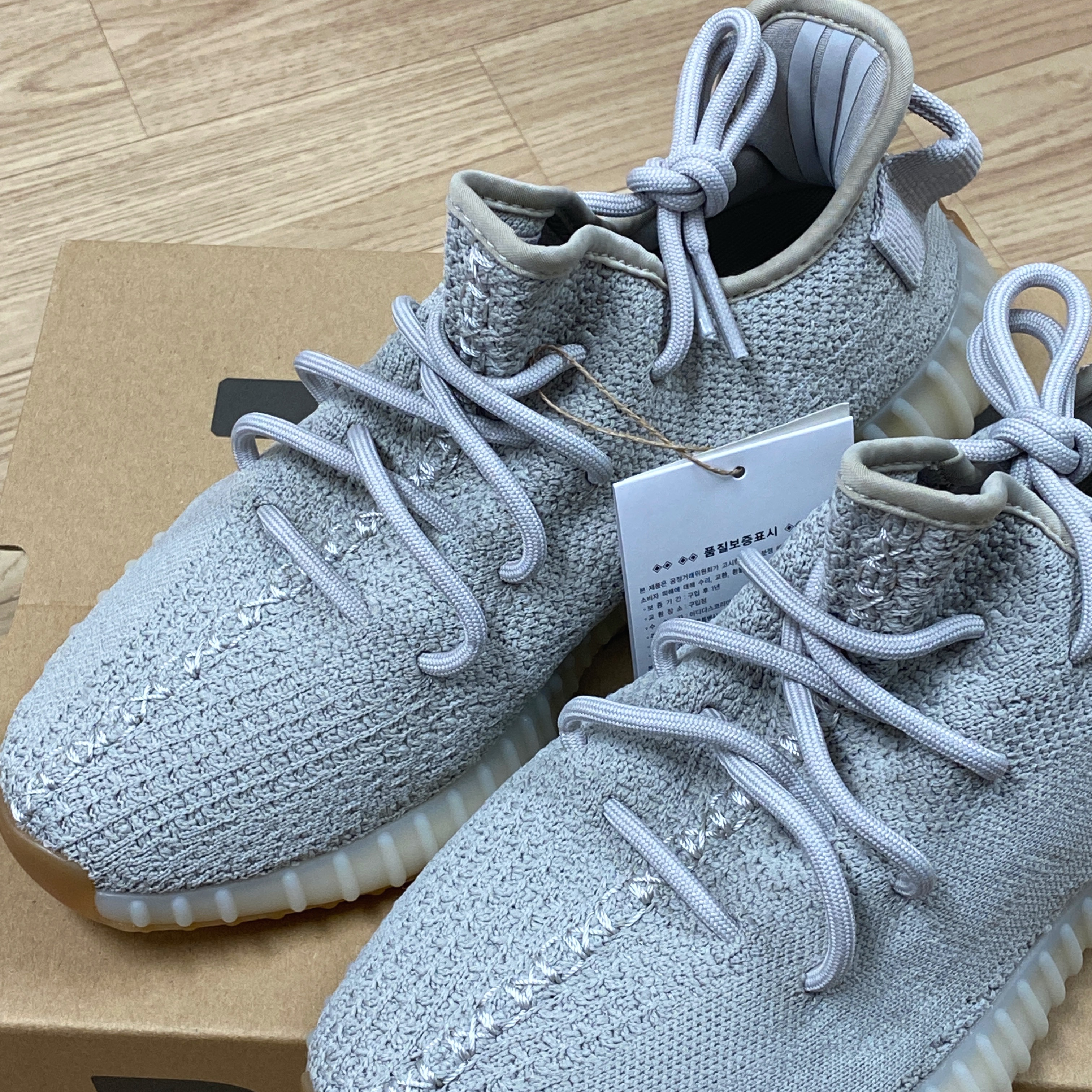 Adidas Yeezy Boost 350 V2 Sesame 2022 착용 스타일 - 2
